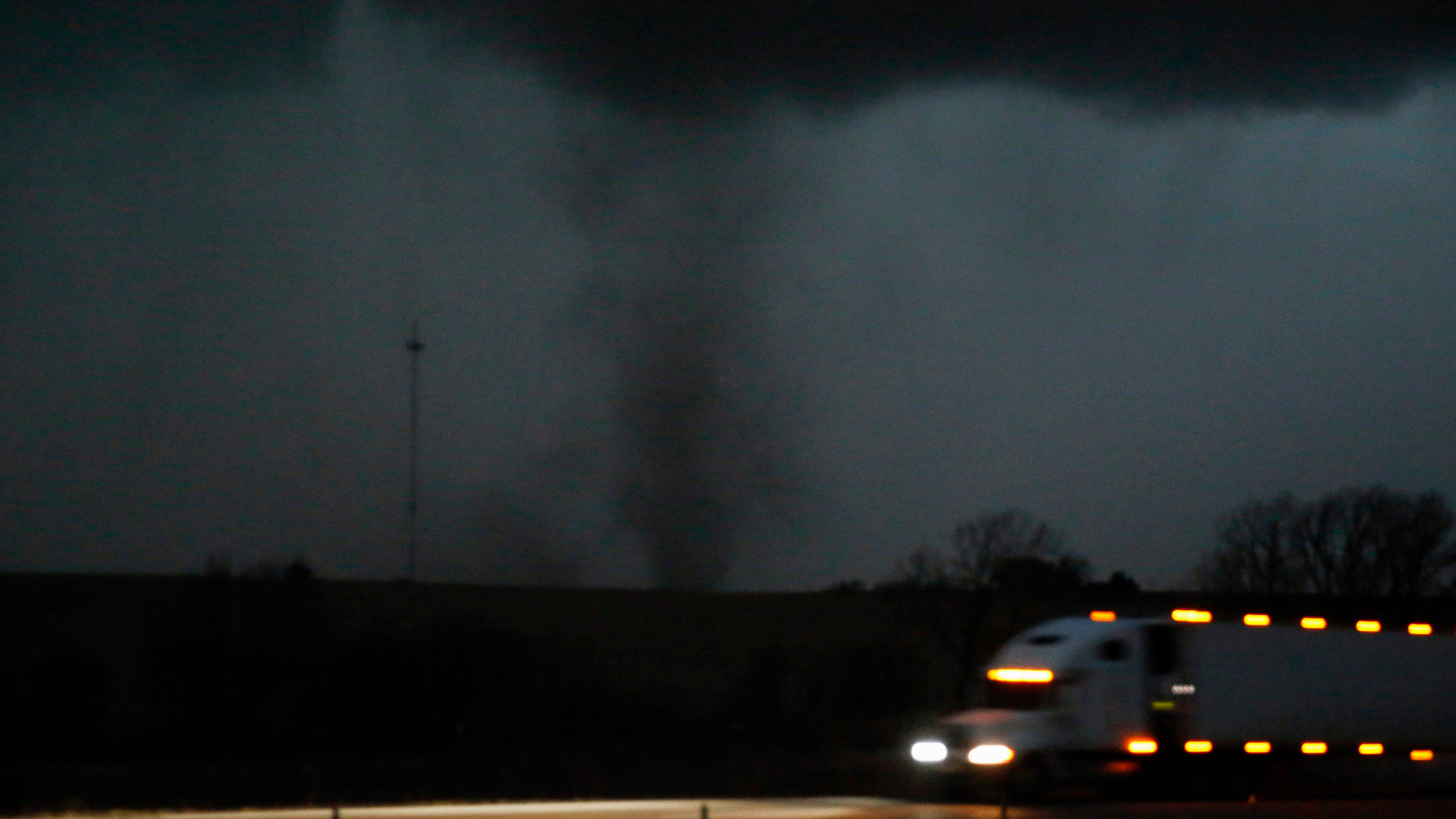 1 dead as unusual Midwest storm brings hurricane-force winds