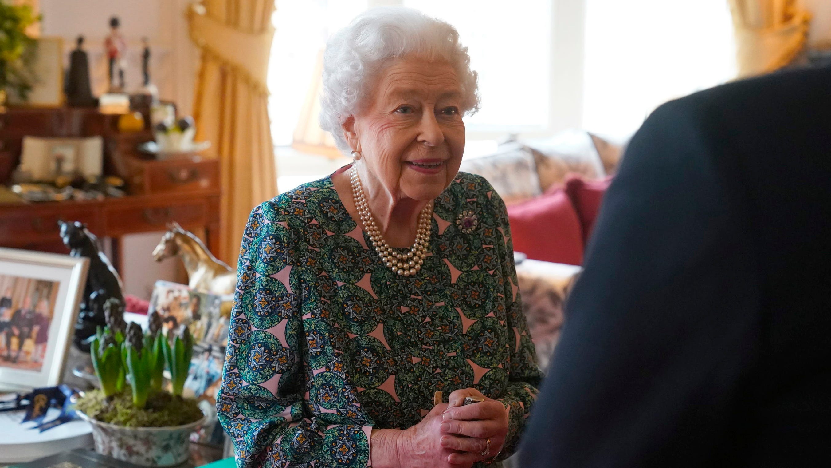 Queen still has mild COVID symptoms, cancels online meetings