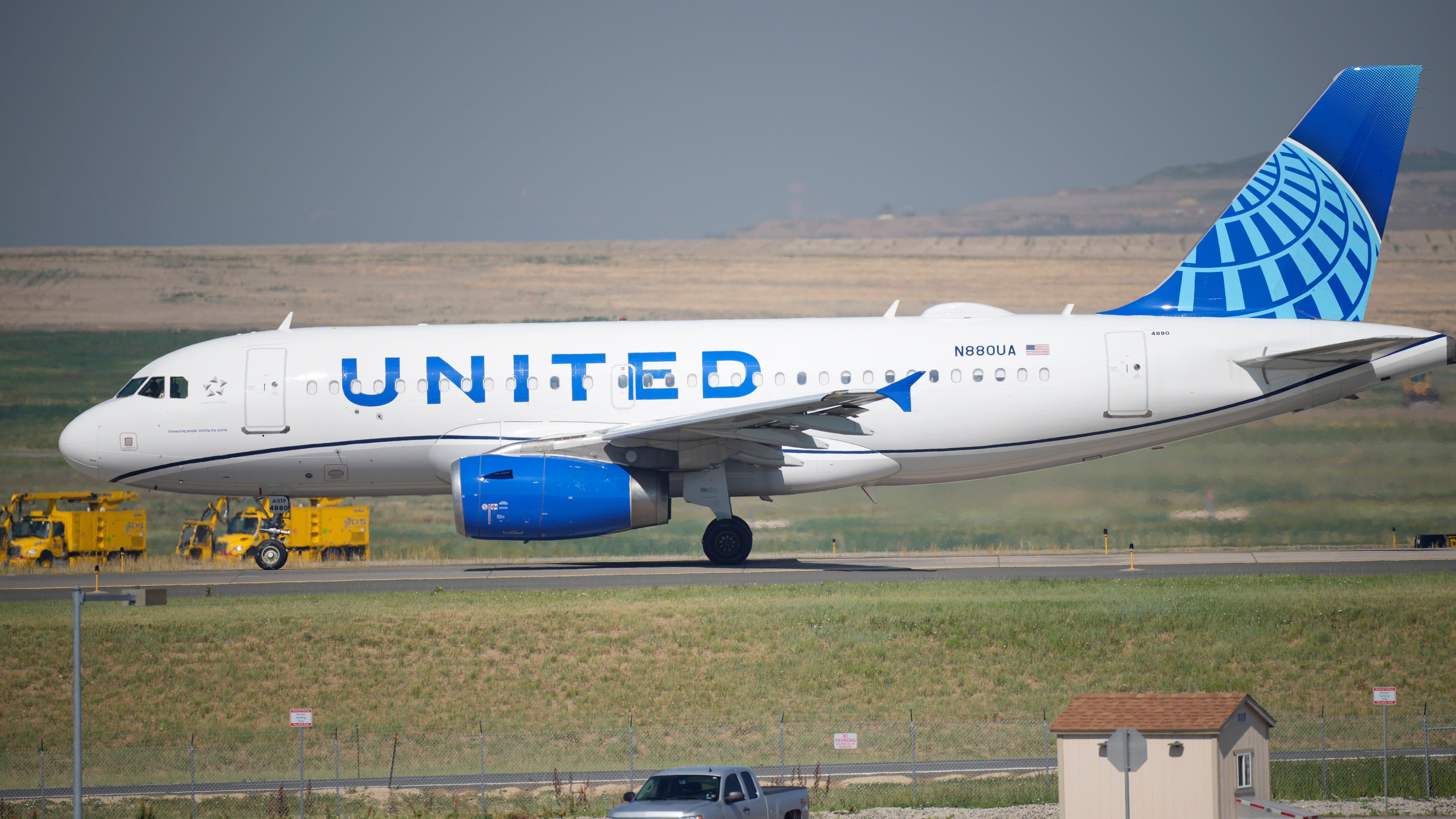 United Airlines posts $434 million 2Q loss but revenue up