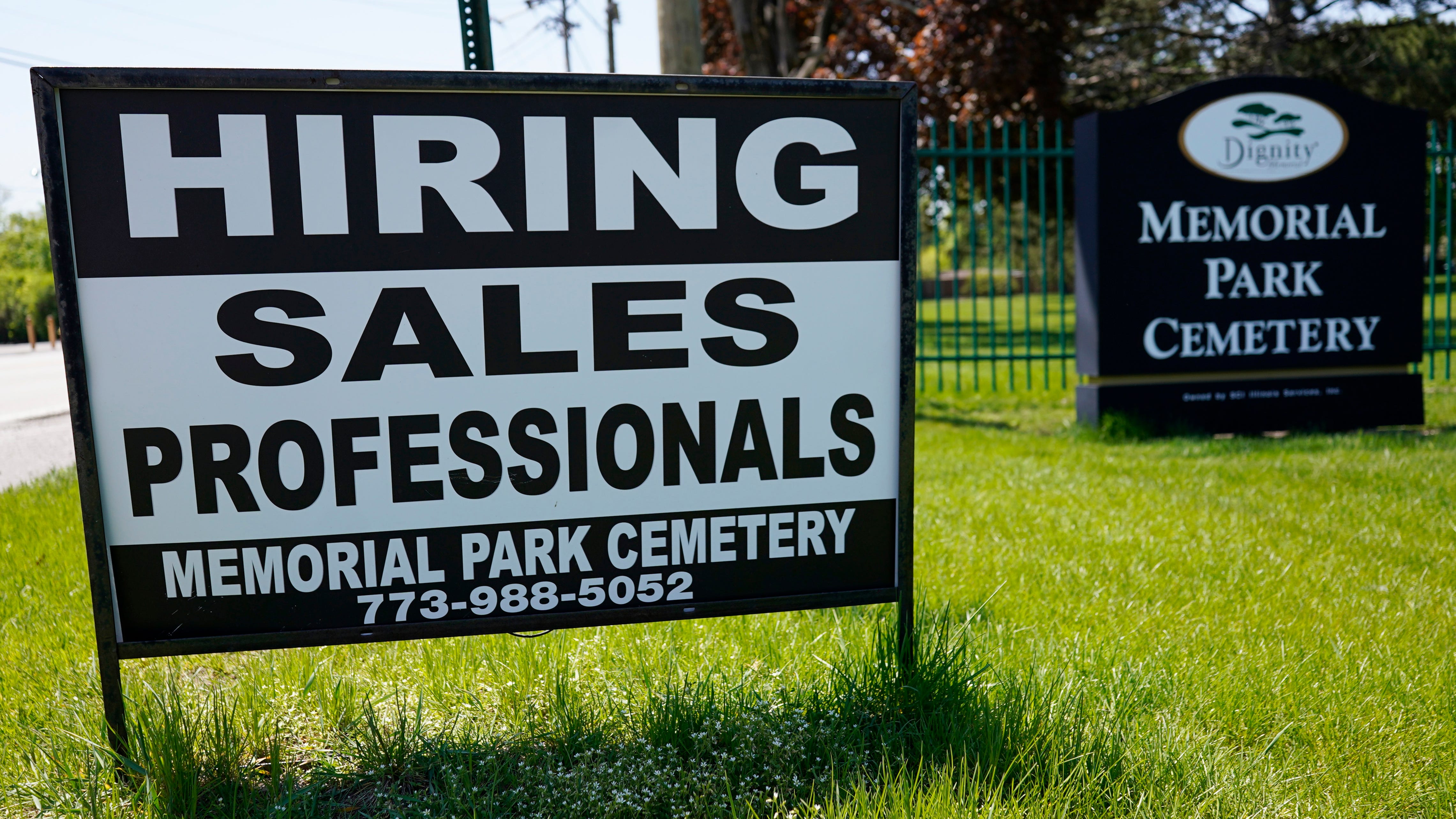 Fewer Americans apply for jobless benefits, labor market still showing strength