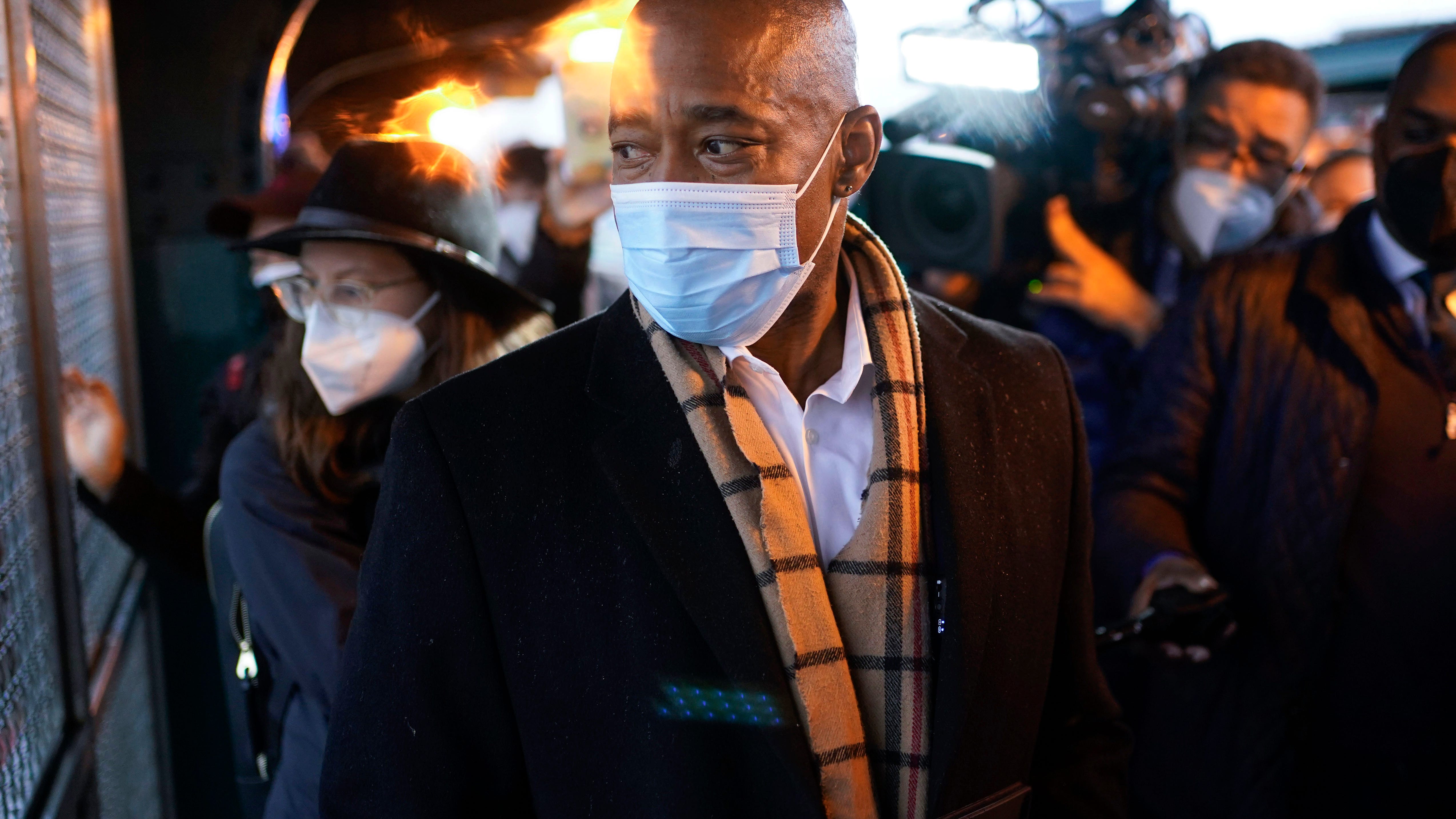 On busy 1st day, NYC mayor urges resiliency against pandemic