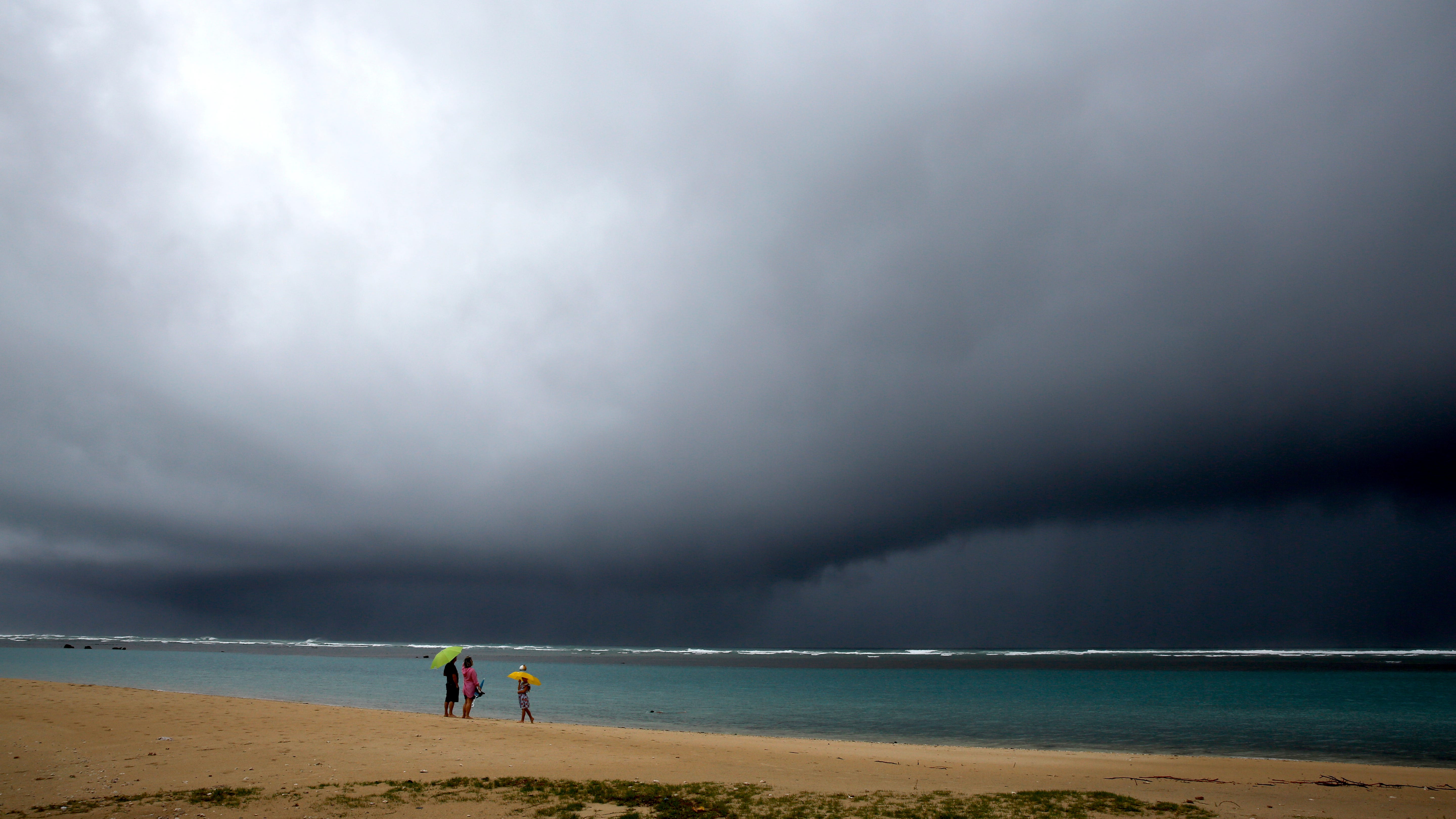 Storm sweeps Hawaii, brings threat of ‘catastrophic’ floods