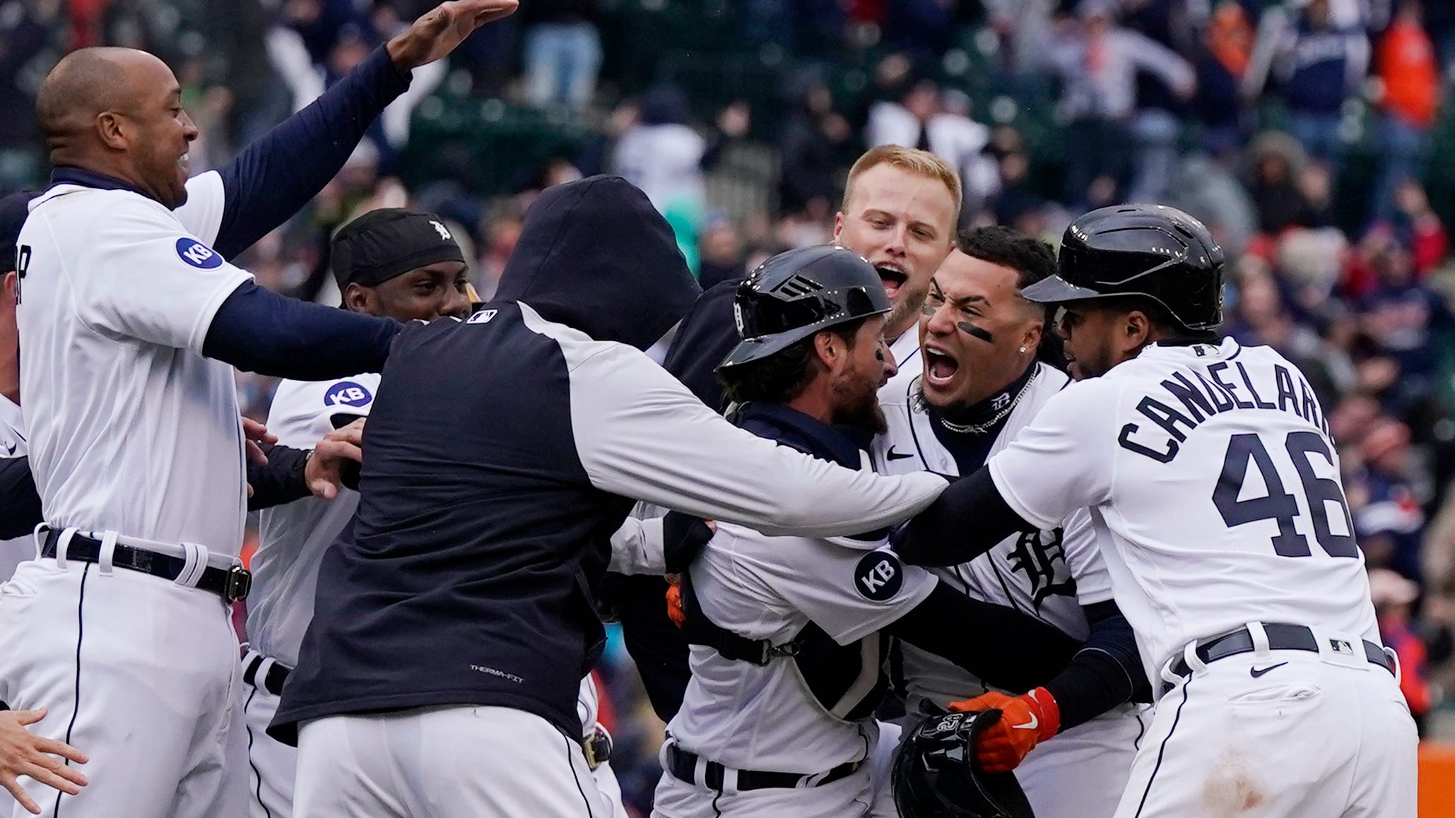 Báez single, game-ending review lifts Tigers over White Sox