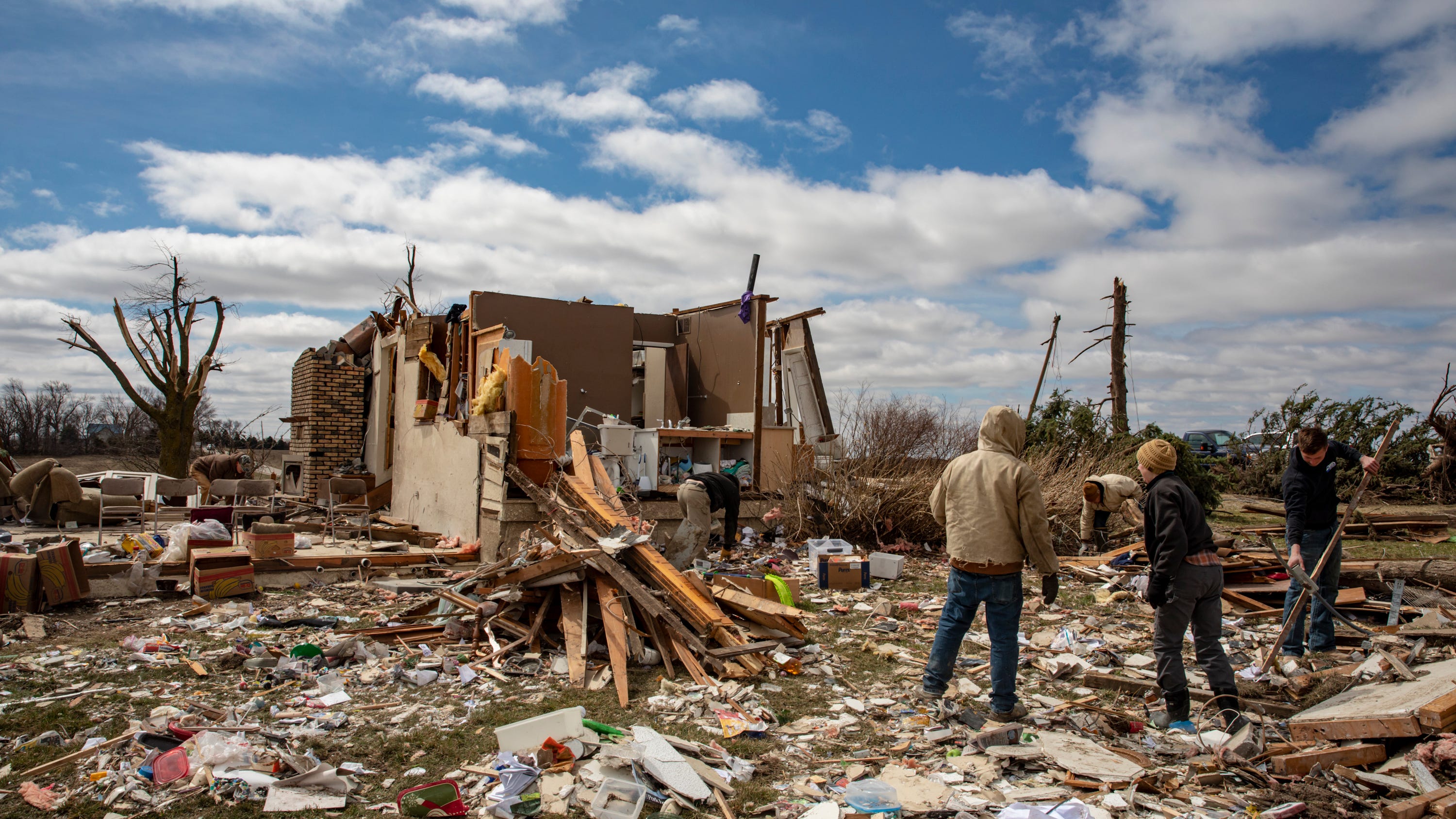 Broad swaths of US reel from tornadoes that killed 27