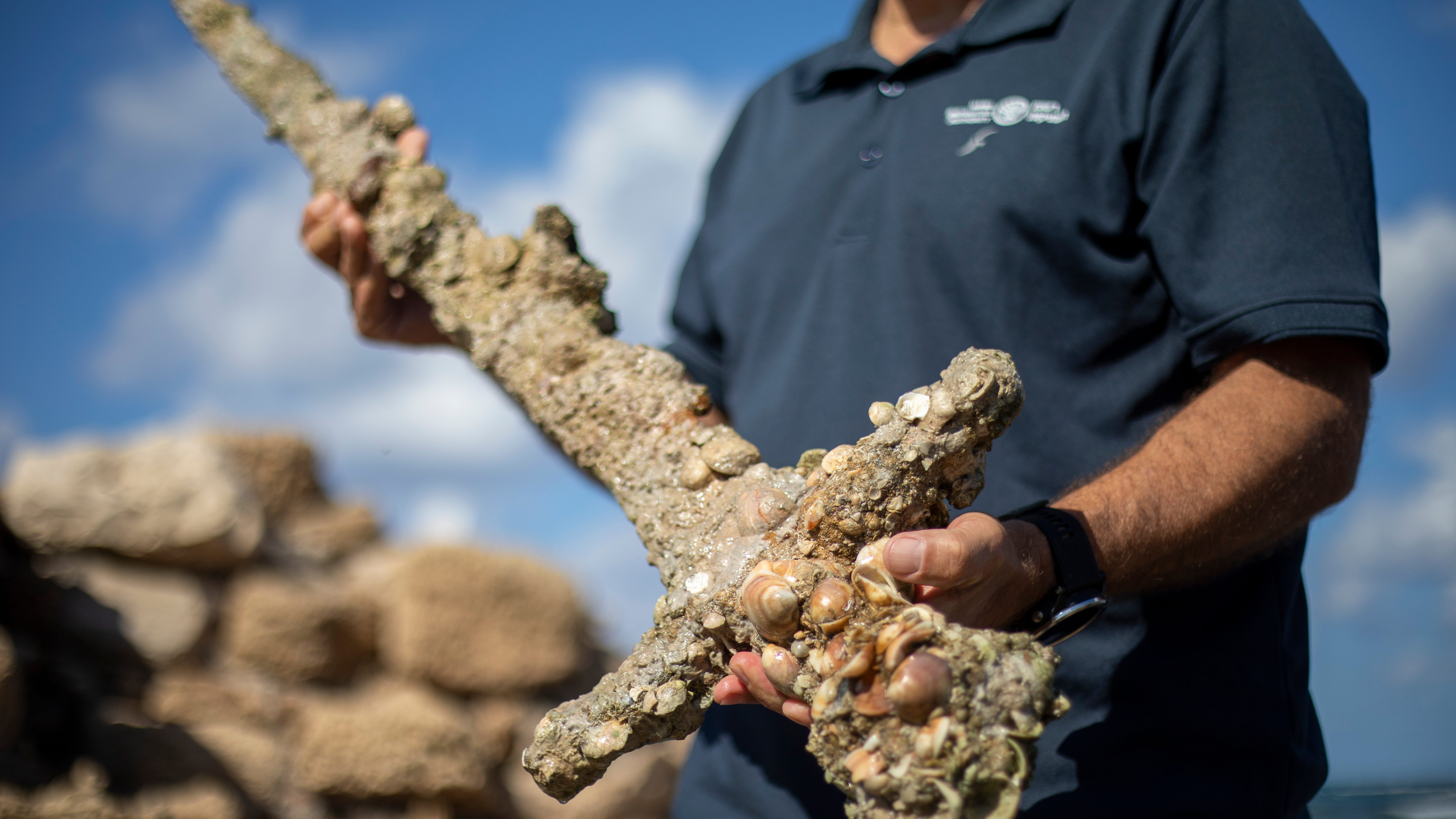 Israeli scuba diver discovers ancient Crusader sword