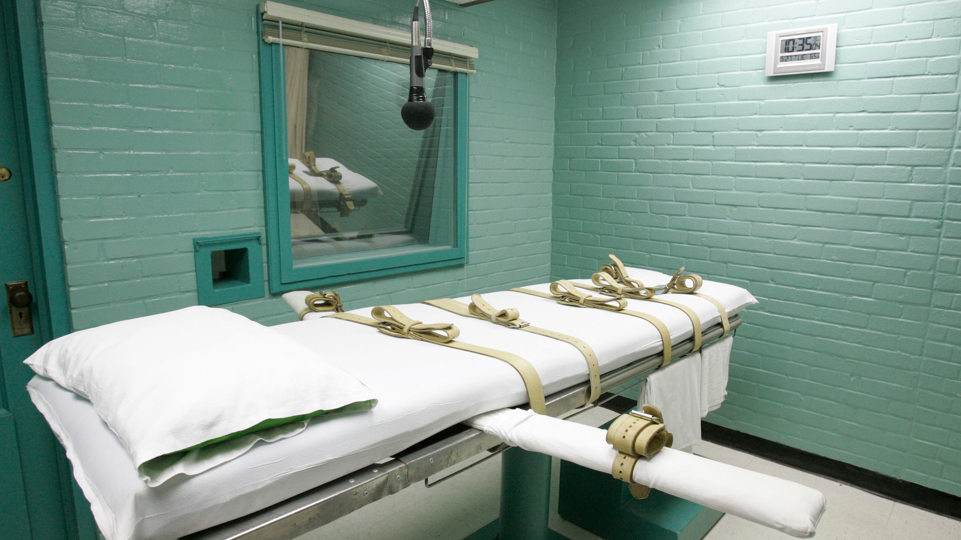 Texas death row inmates sue over solitary confinement