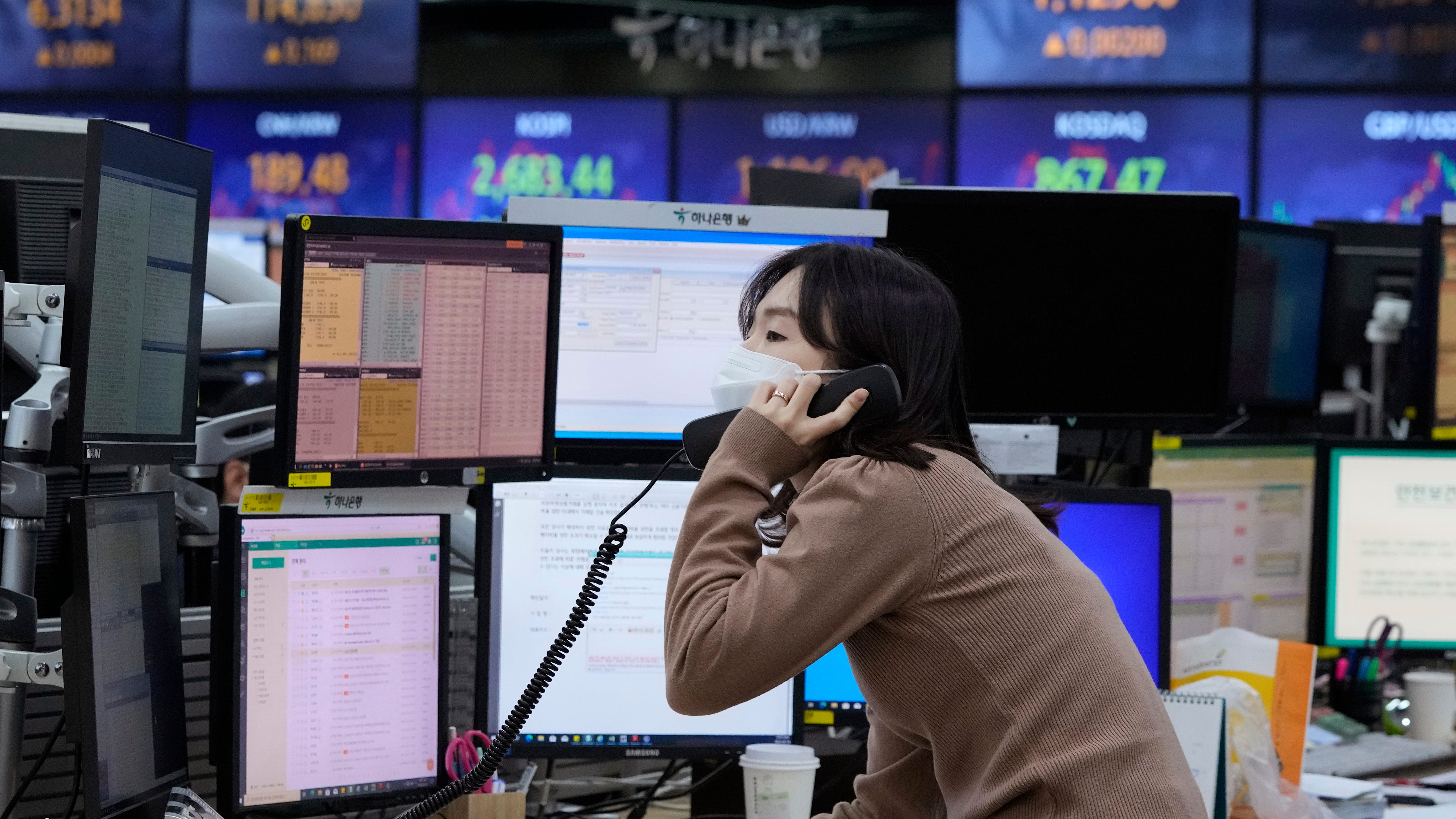 Shares dive, oil soars after Russian action in Ukraine
