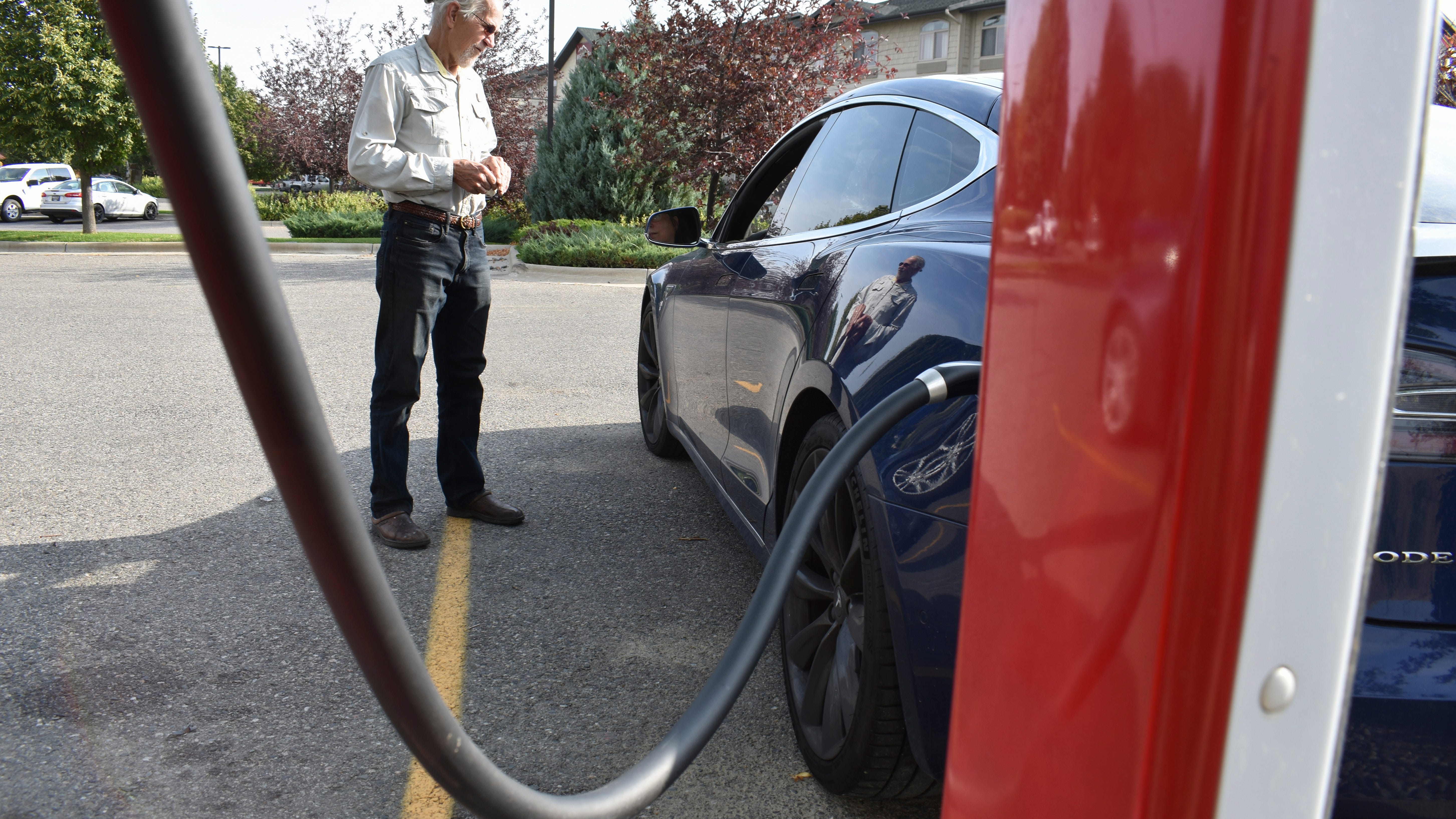 Money approved for states to build car-charging network
