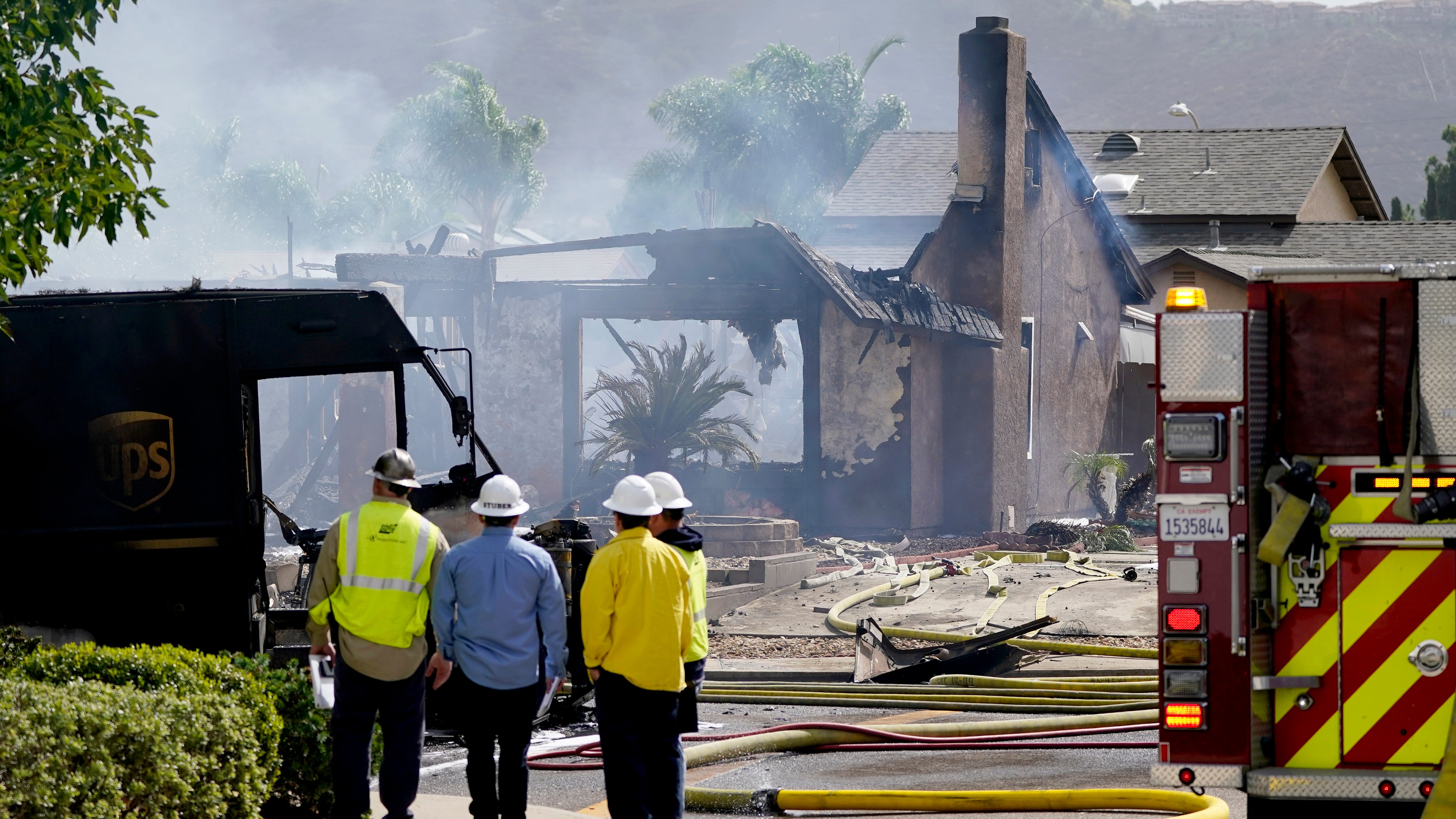 At least 2 dead in California plane crash that burned homes