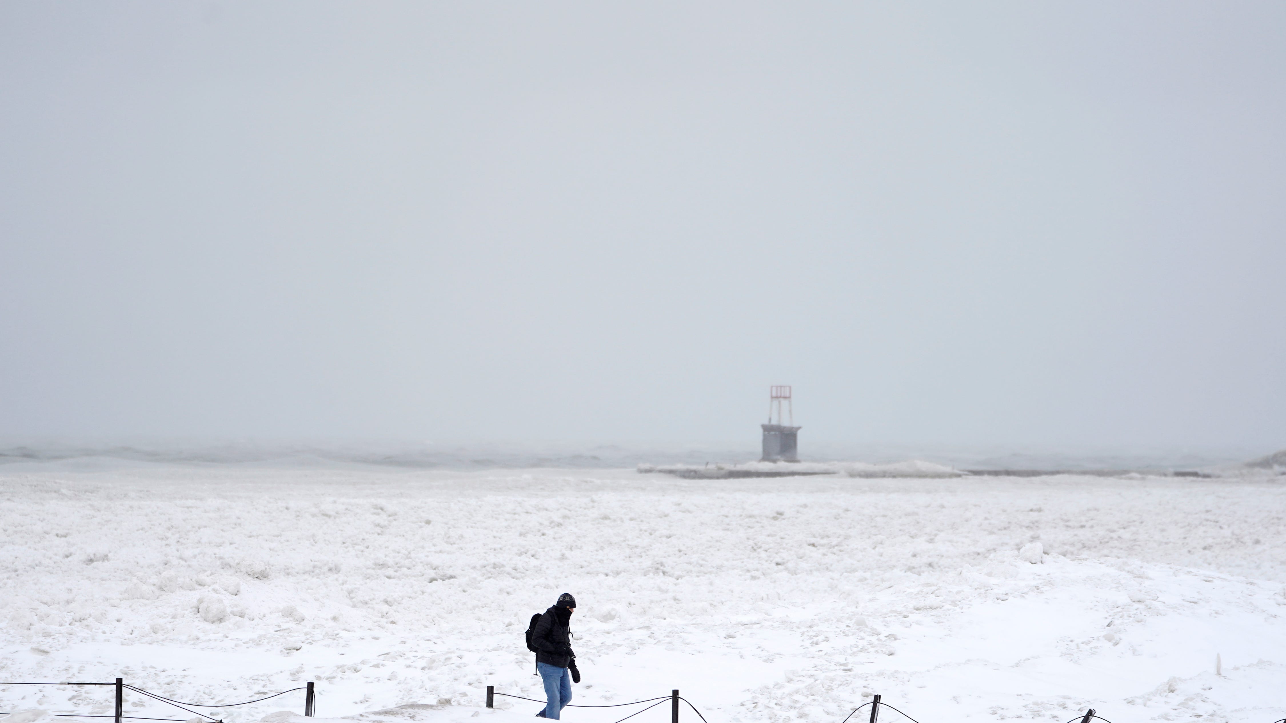 Foot of snow blankets parts of Midwest, disrupts travel