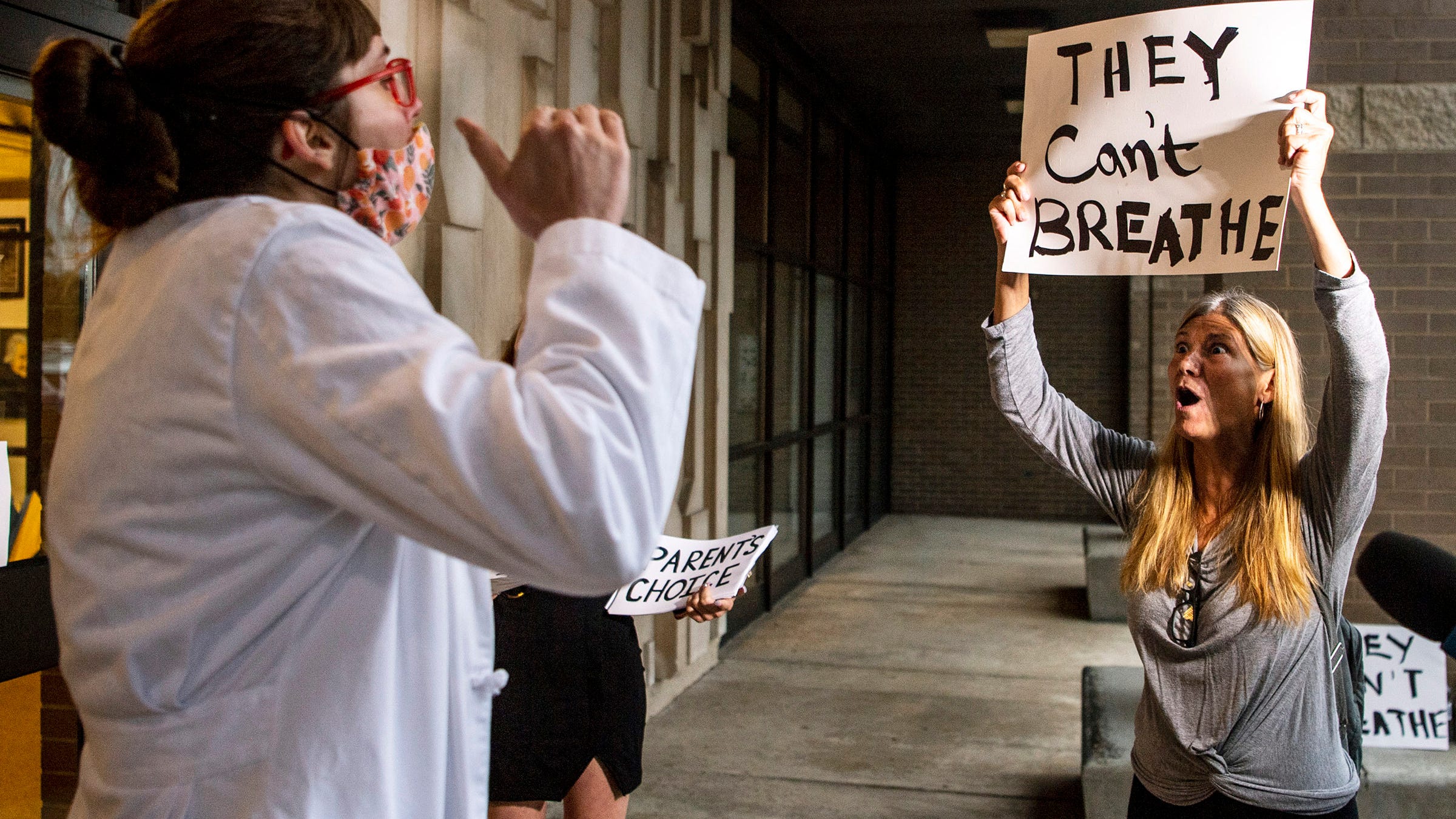 In omicron outbreak, US governors lose appetite for mandates