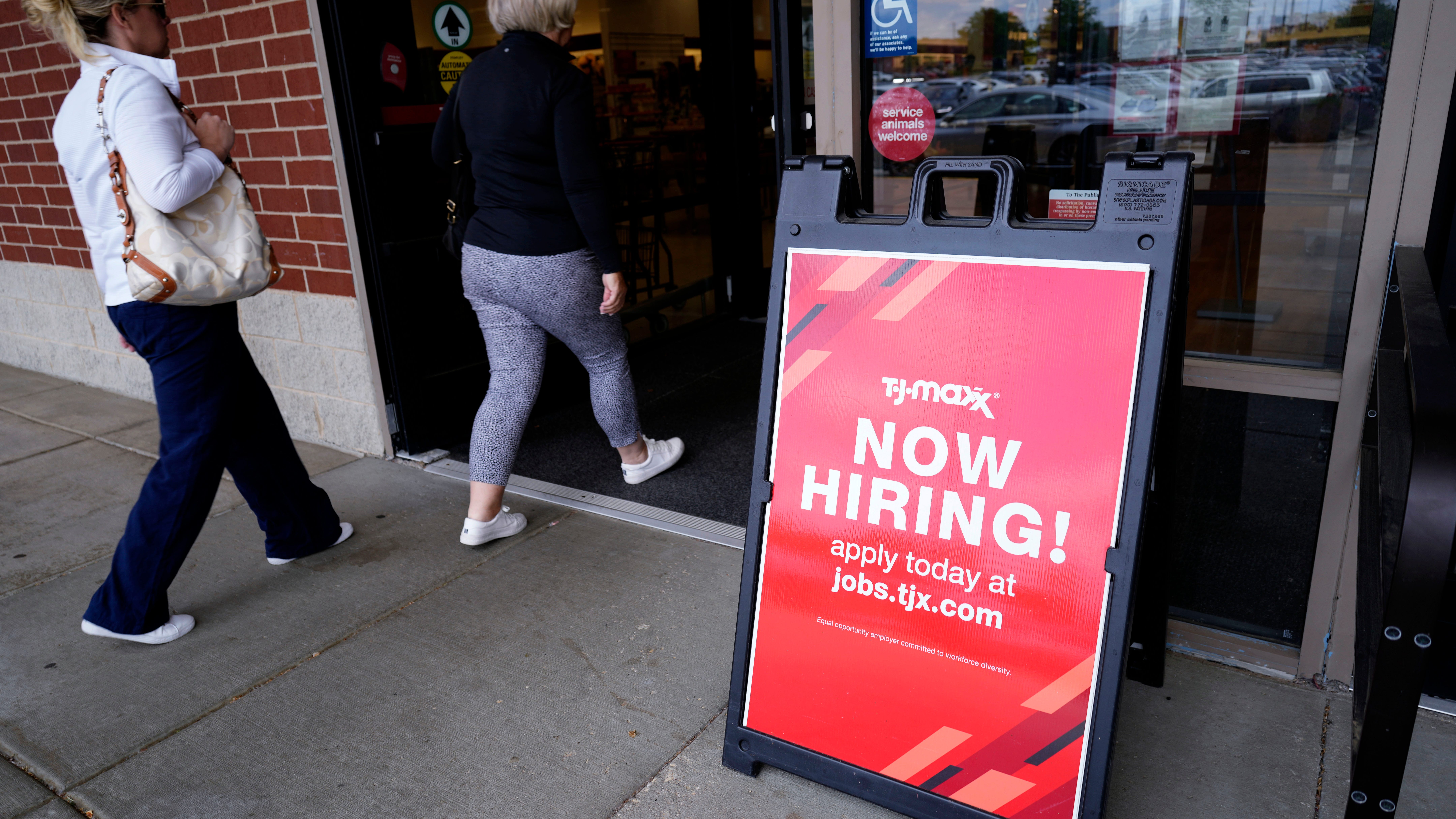 Weekly US applications for jobless benefits slide to lowest level in 5 months