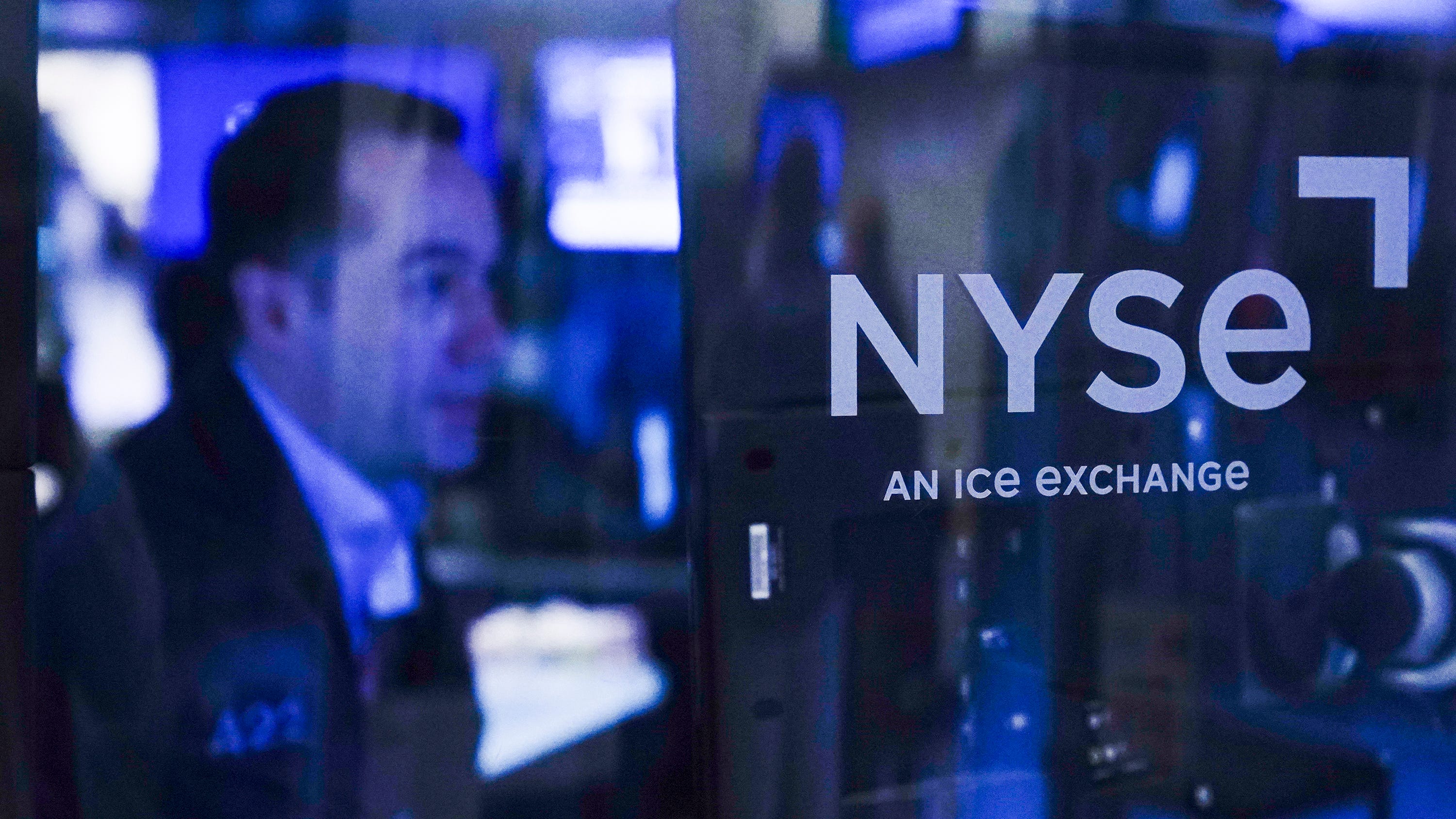 US stocks lose ground as recession fears weigh on market