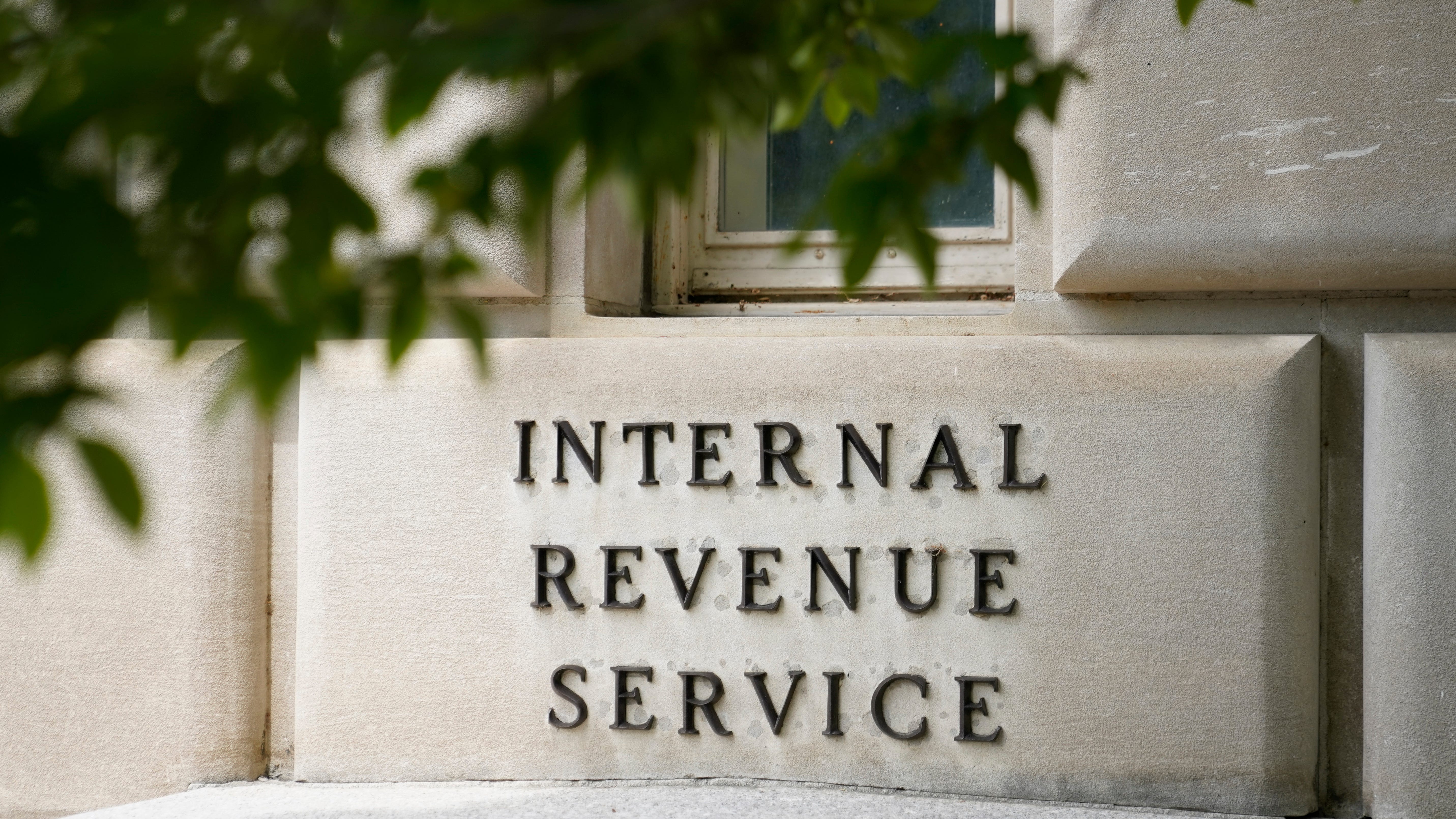 IRS urges special refund recipients to delay filing taxes
