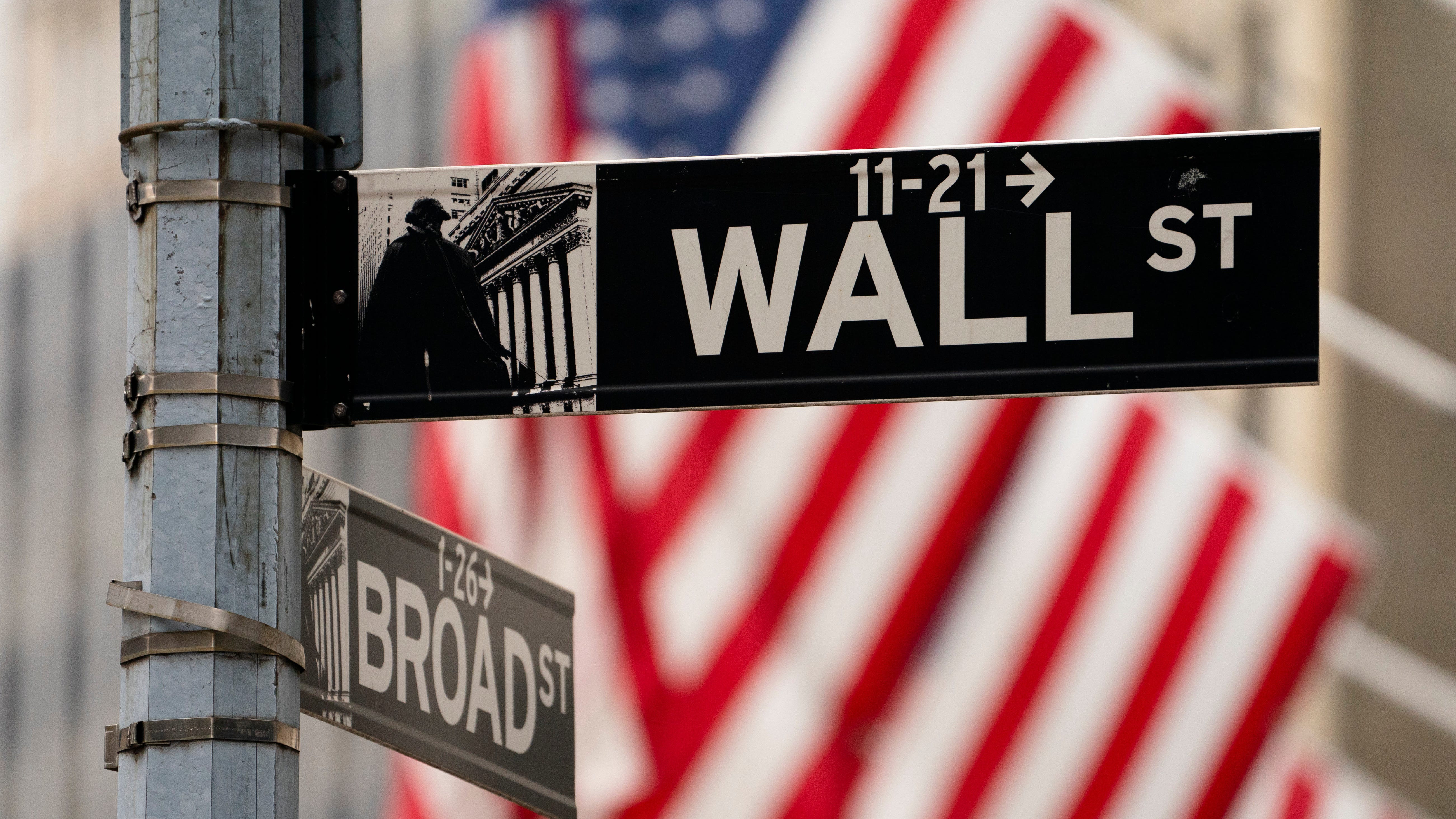 Wall Street gains ground, indexes turn green for the week