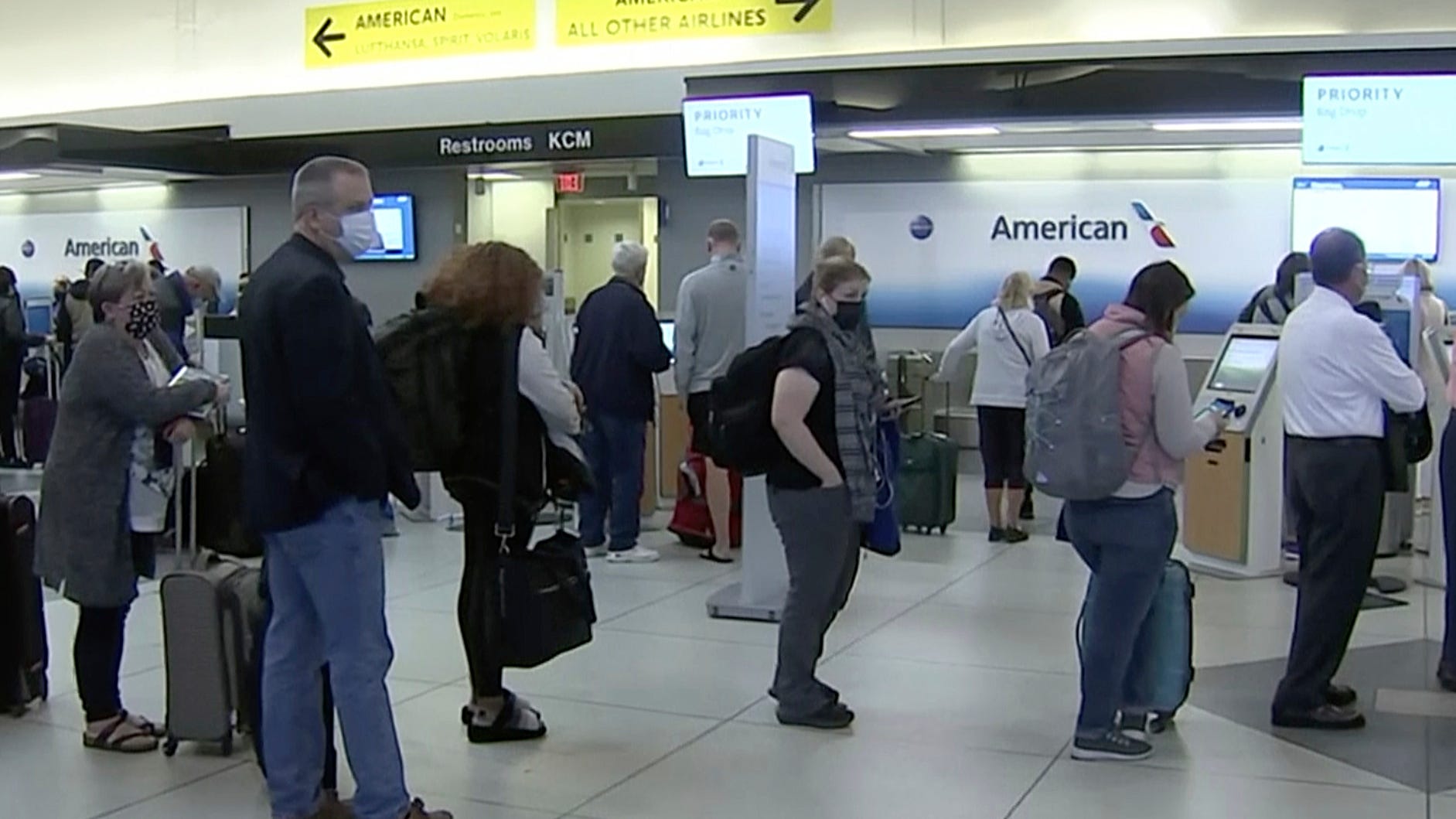 American Airlines cancels hundreds of weekend flights