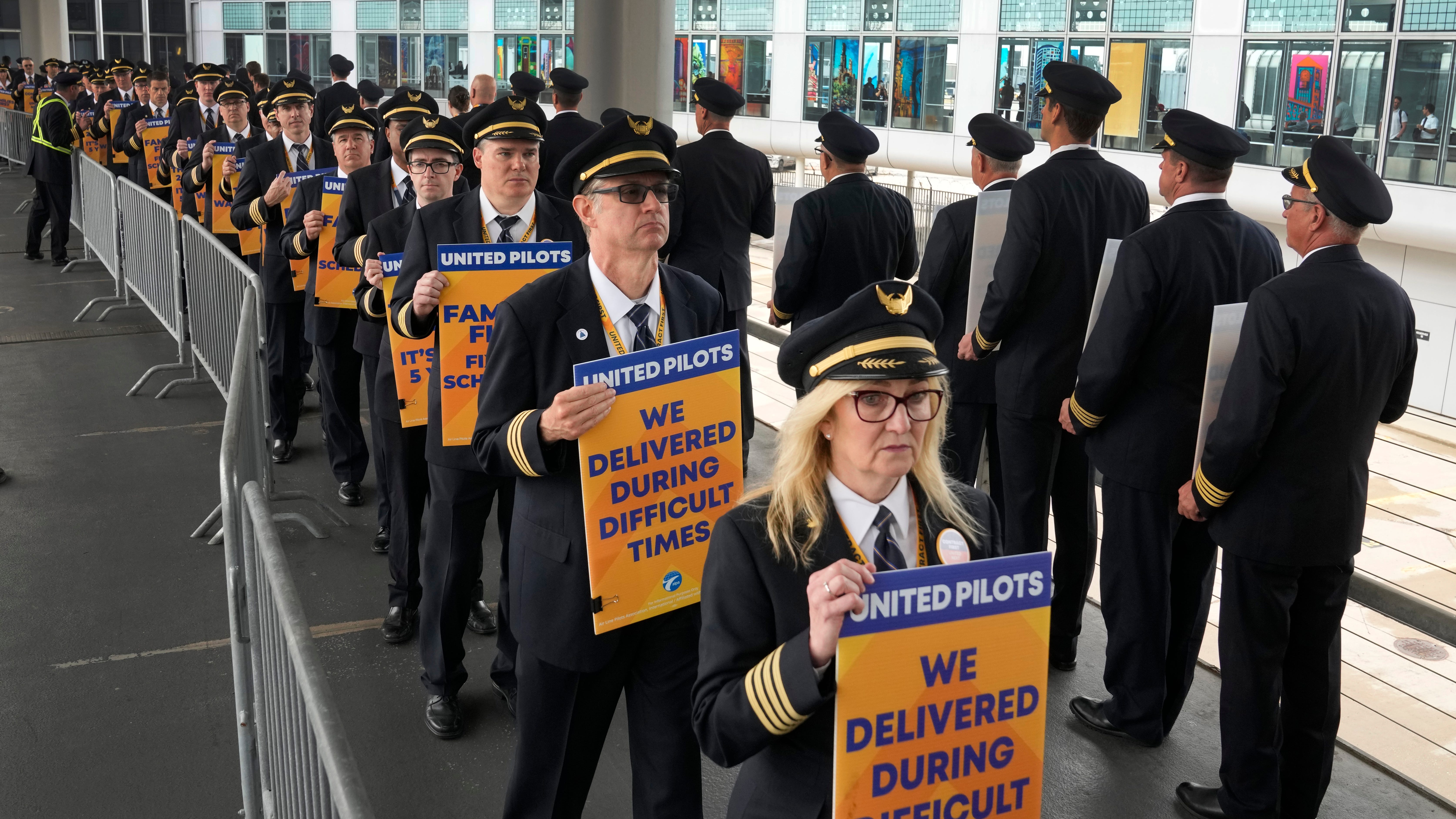 Pilots at United picket for higher pay as pressure builds before summer travel season