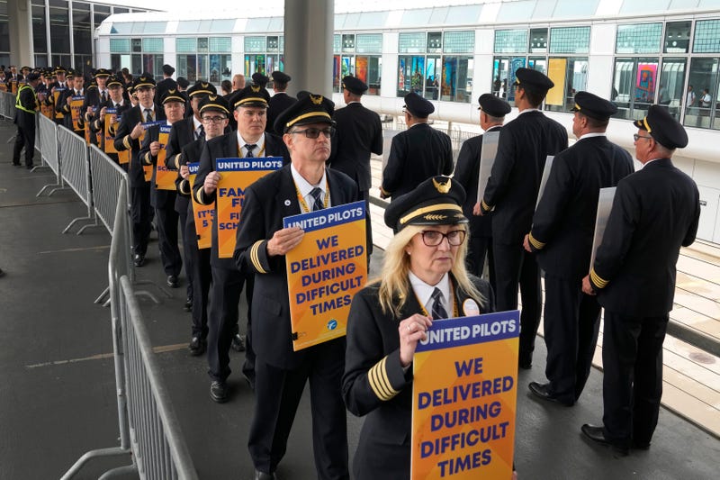 APTOPIX United Pilots Picketing