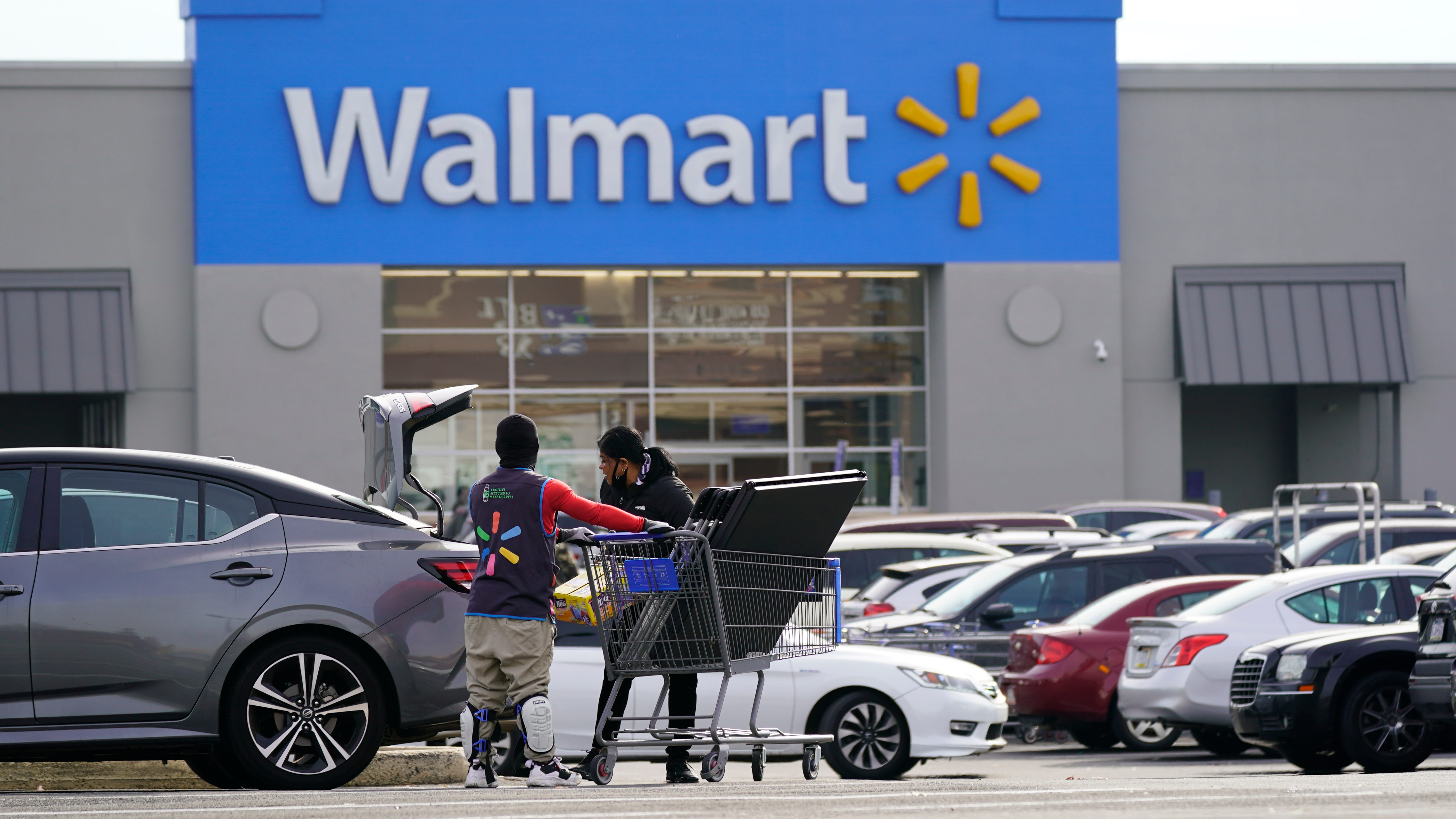 Walmart steers through inflation, boosting profit and sales