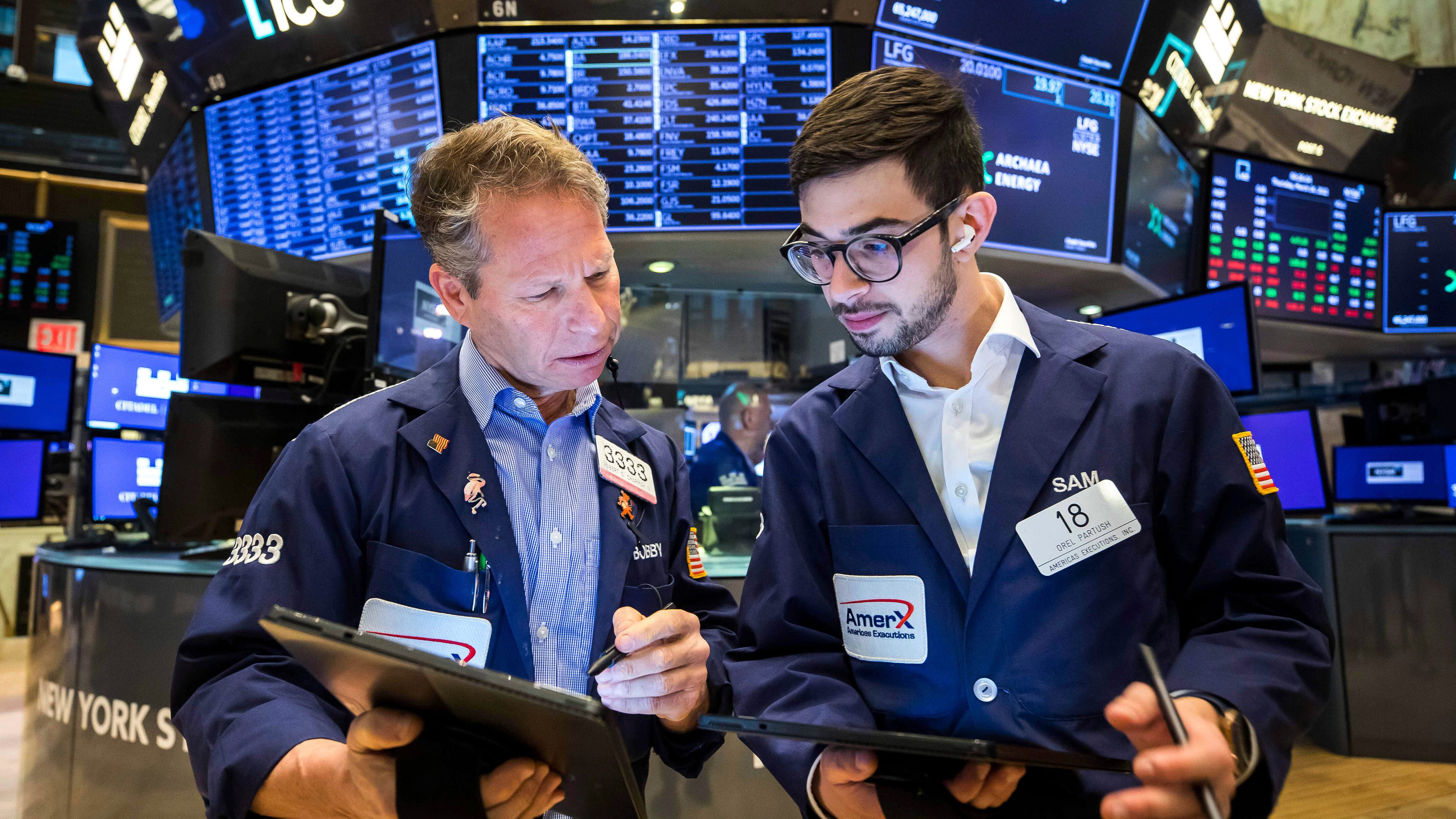 US stocks close higher as choppy trading persists, oil slips
