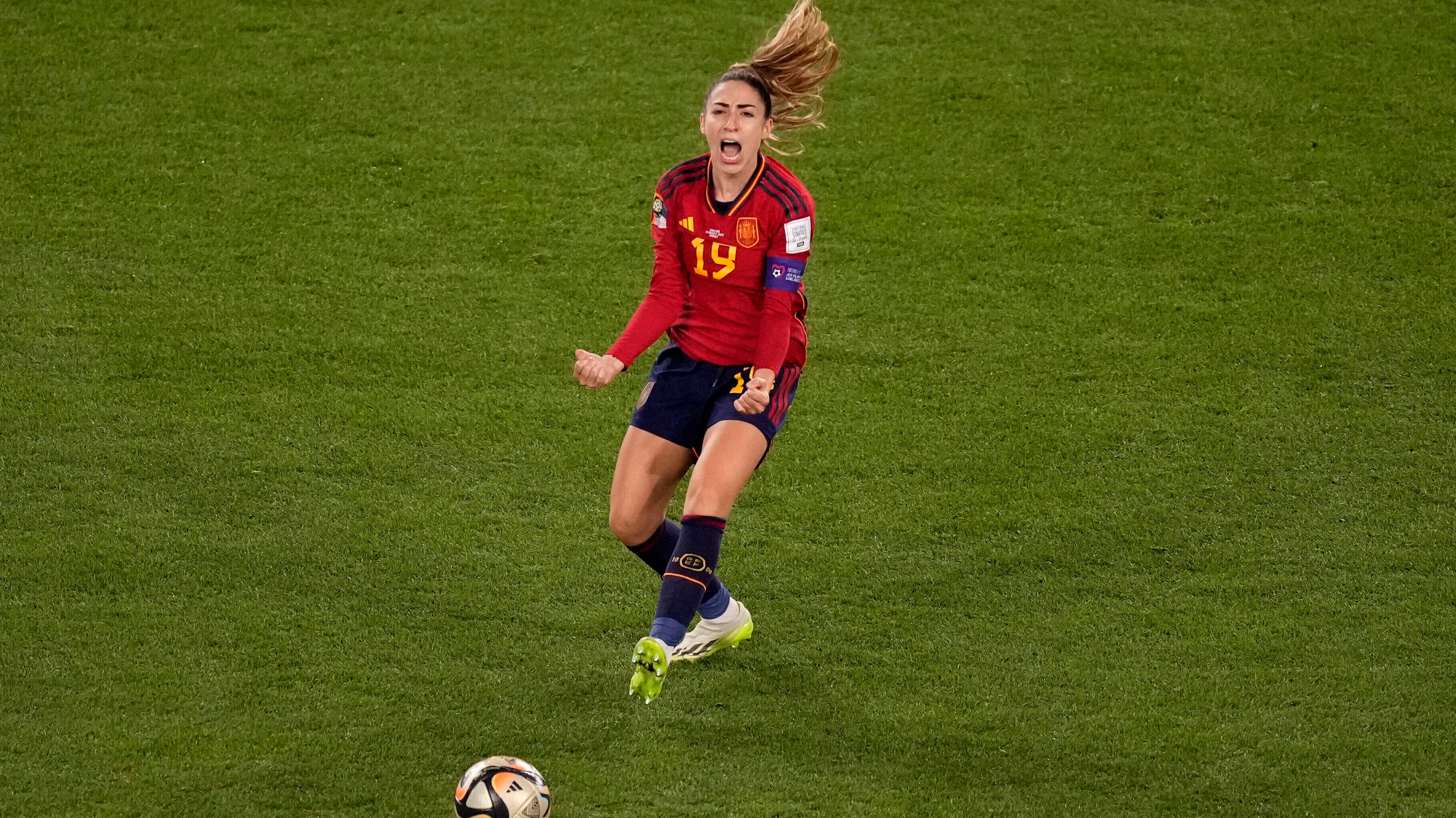 La campeona española y autora del gol, Olga Carmona, se entera de la muerte de su padre tras la final