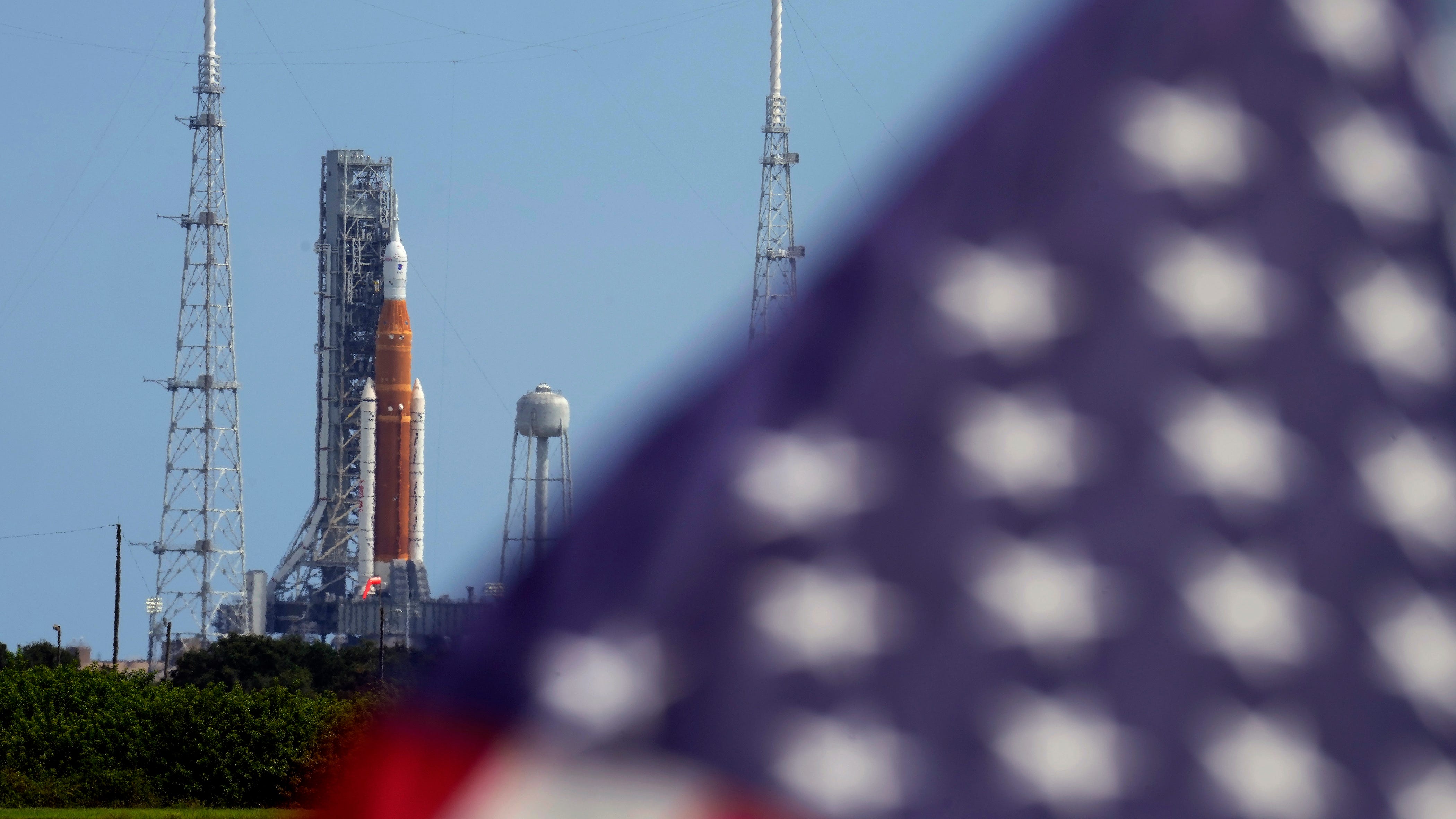Leak ruins NASA moon rocket launch bid; next try weeks away