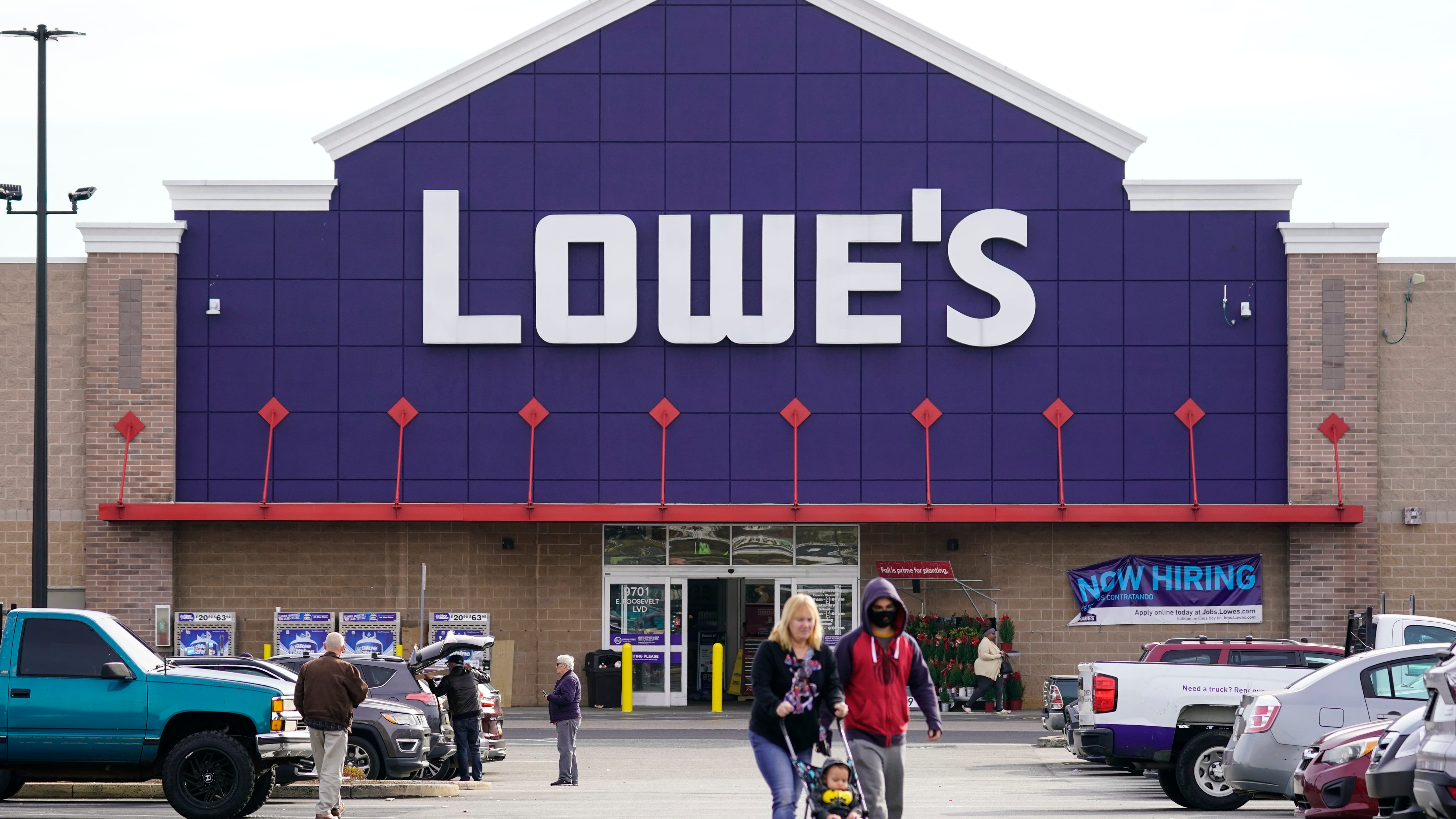 Lowe's posts strong Q4 results on strong housing market