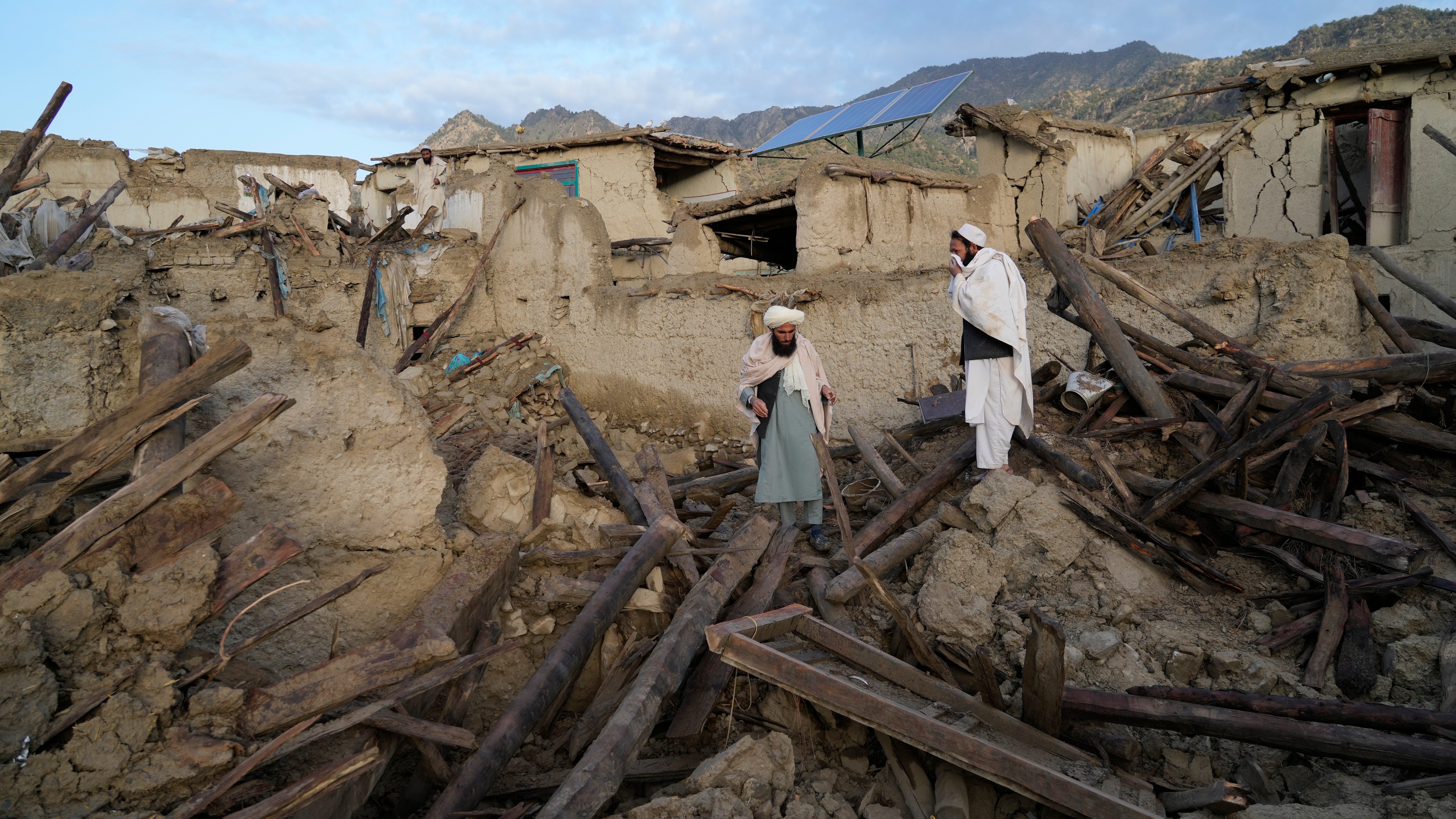 Afghans bury dead, dig for survivors of devastating quake