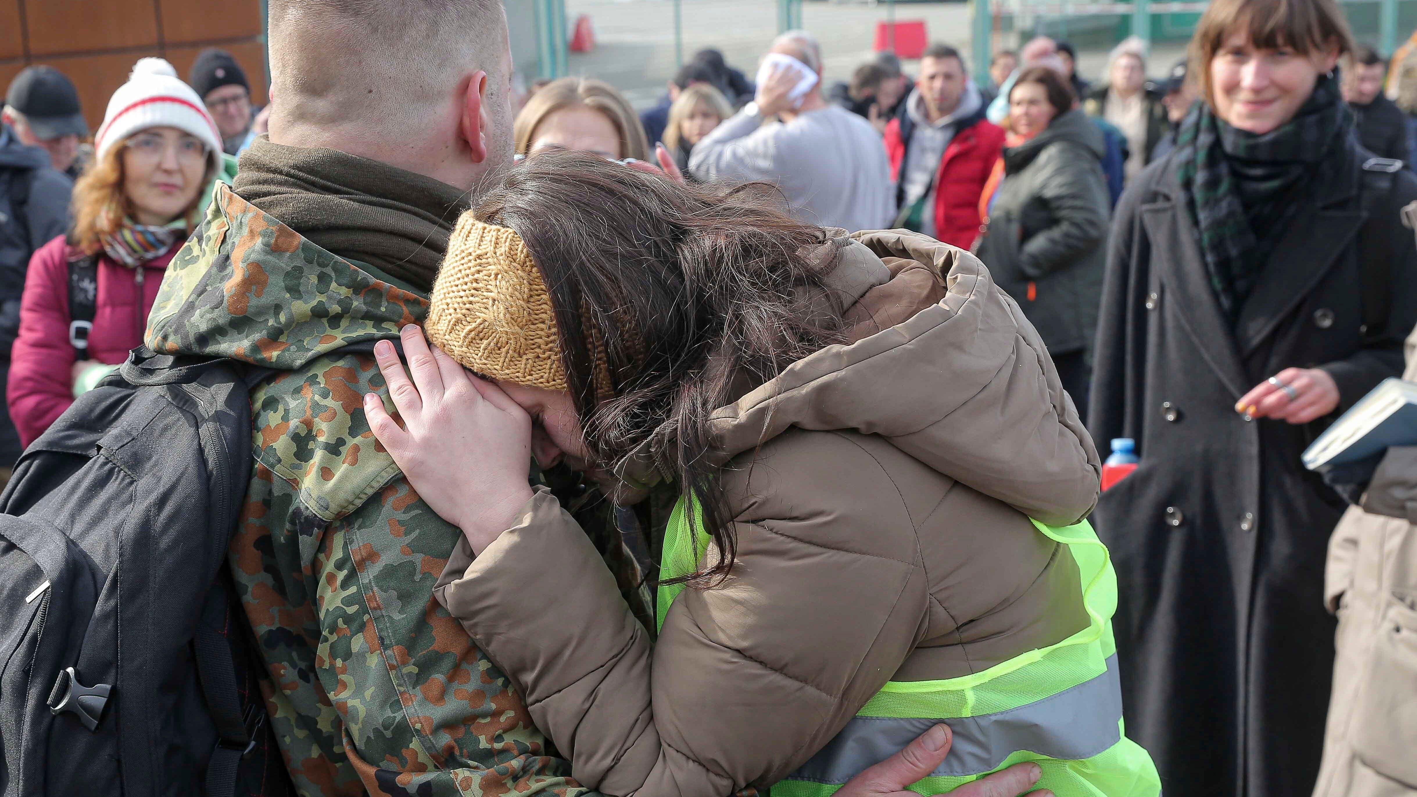 Ukrainians return from abroad to fight Russian invasion