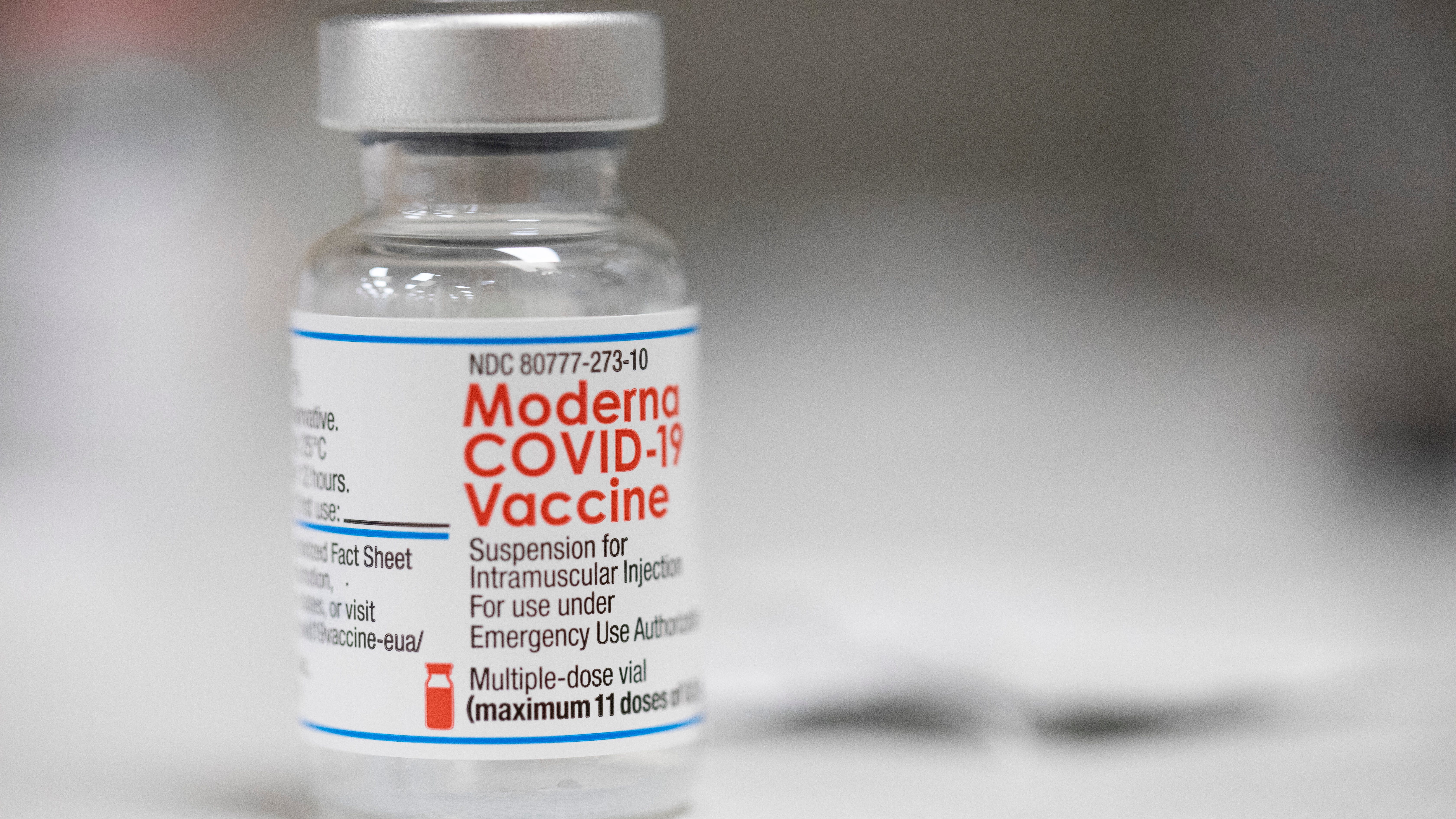 US gives full approval to Moderna's COVID-19 vaccine