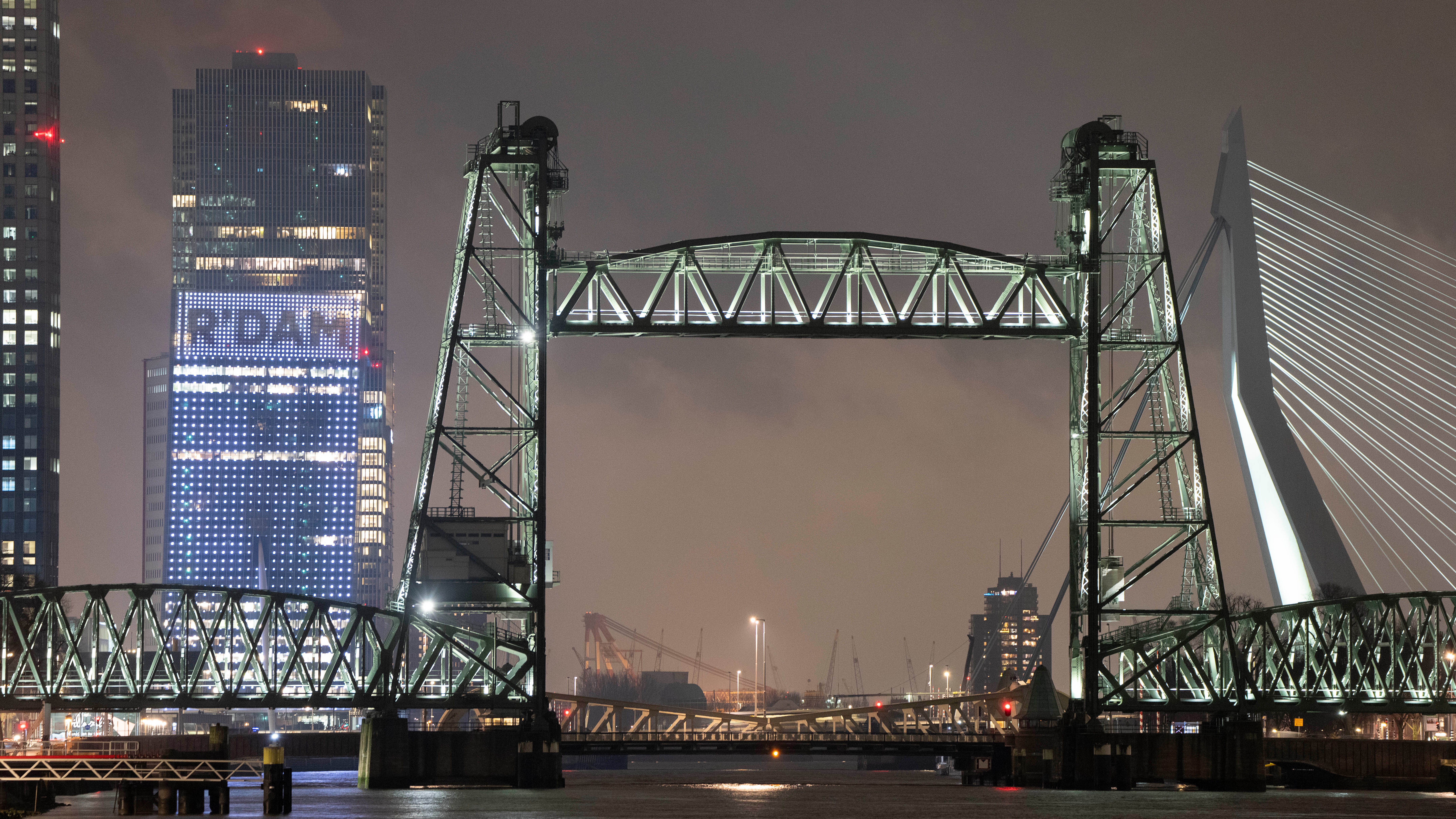 Yacht reportedly built for Bezos too big for Dutch bridge