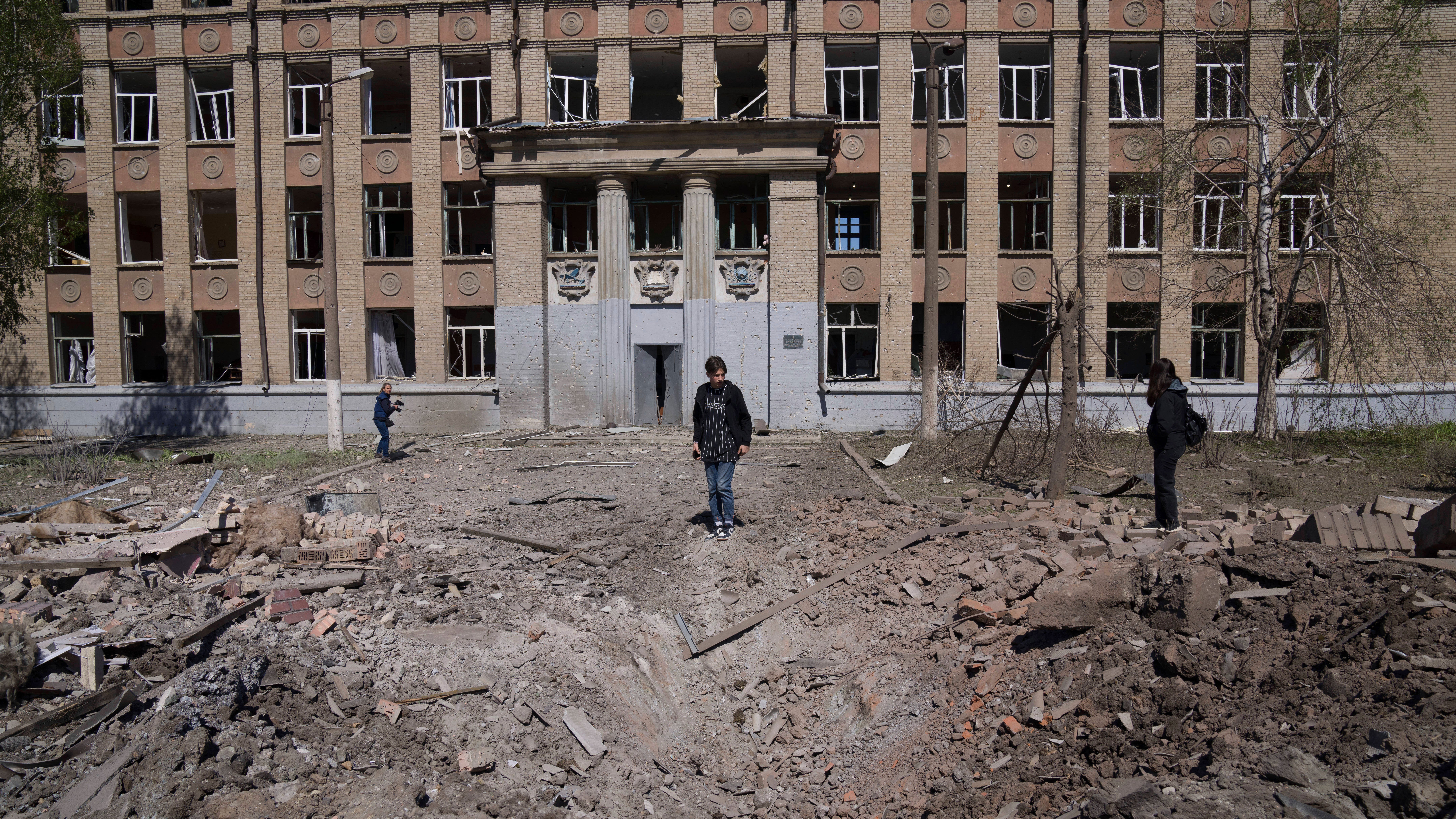 Western officials visit Ukraine after deadly school bombing