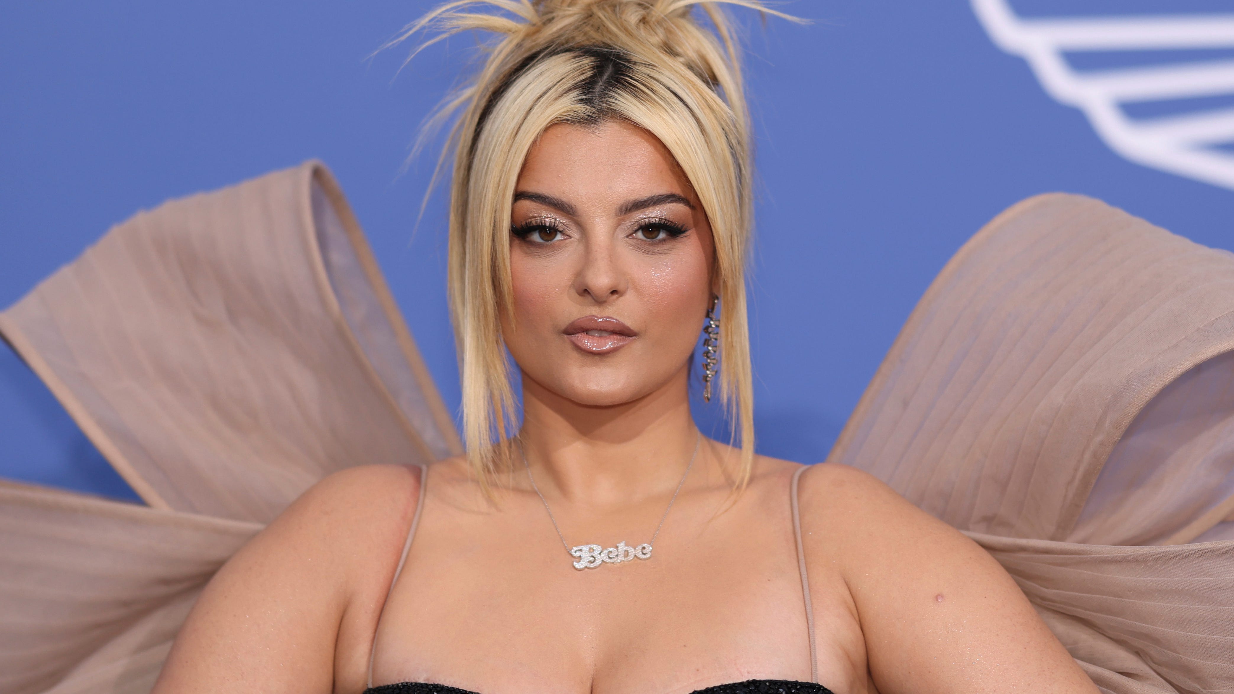 Bebe Rexha dice que está bien después de que le arrojaran un celular en la cara