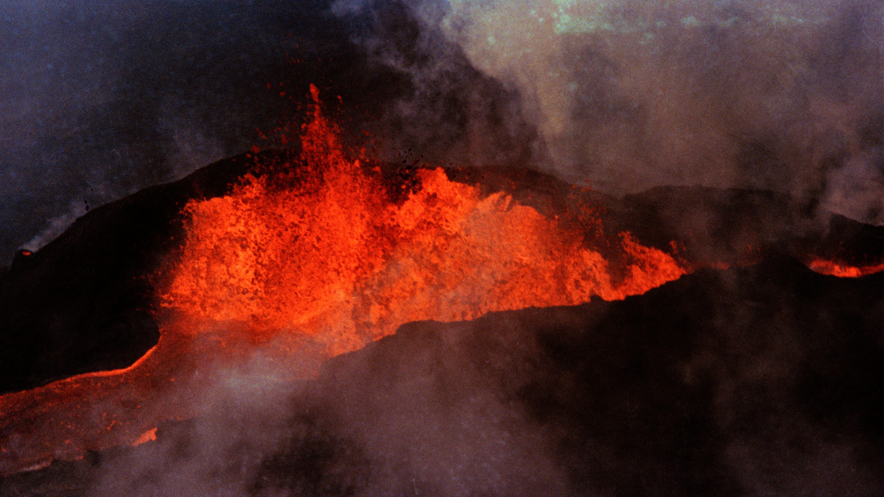 Hawaii's Big Island gets warning as huge volcano rumbles