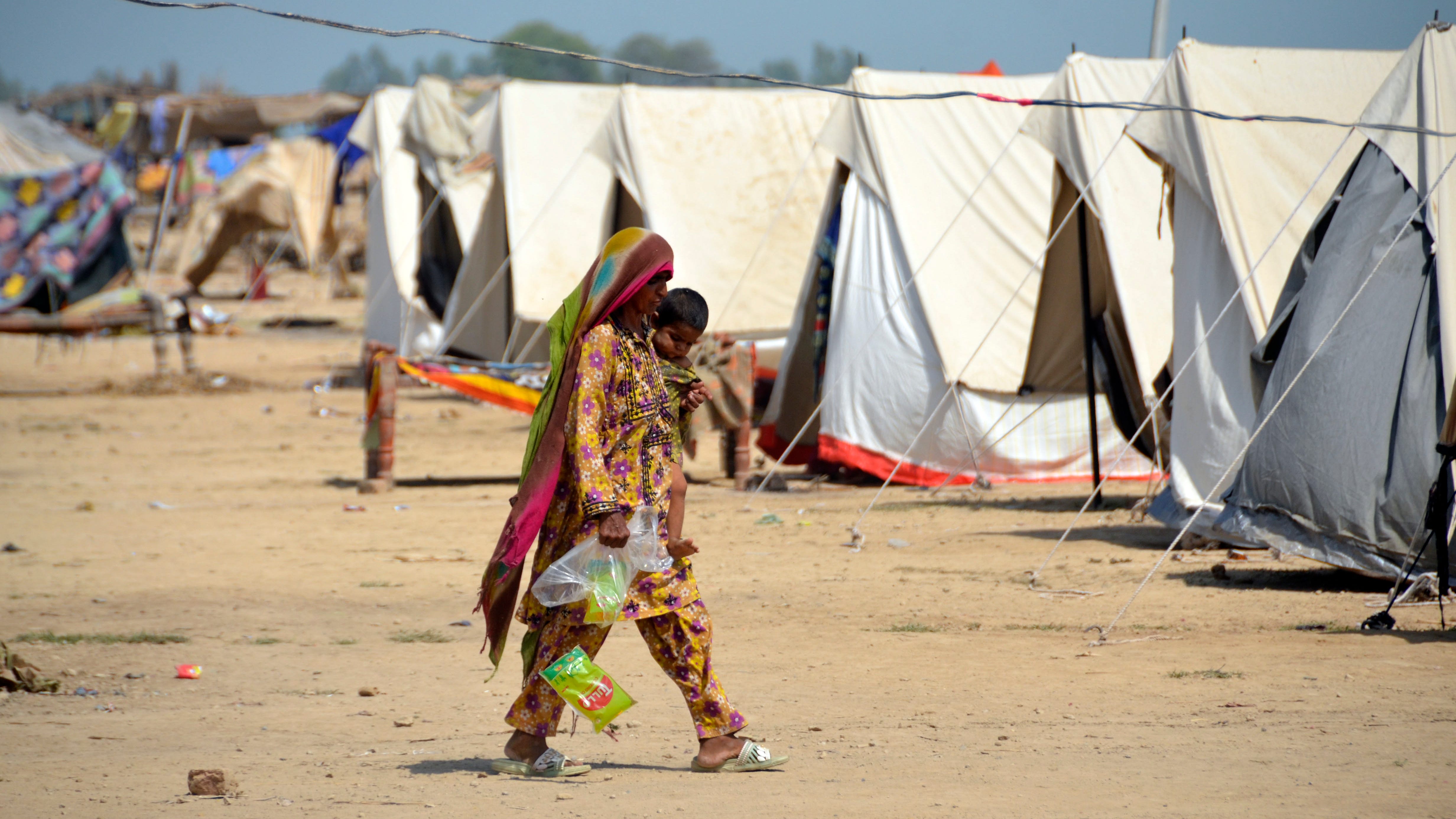 Pakistan deploys more doctors to fight diseases after floods