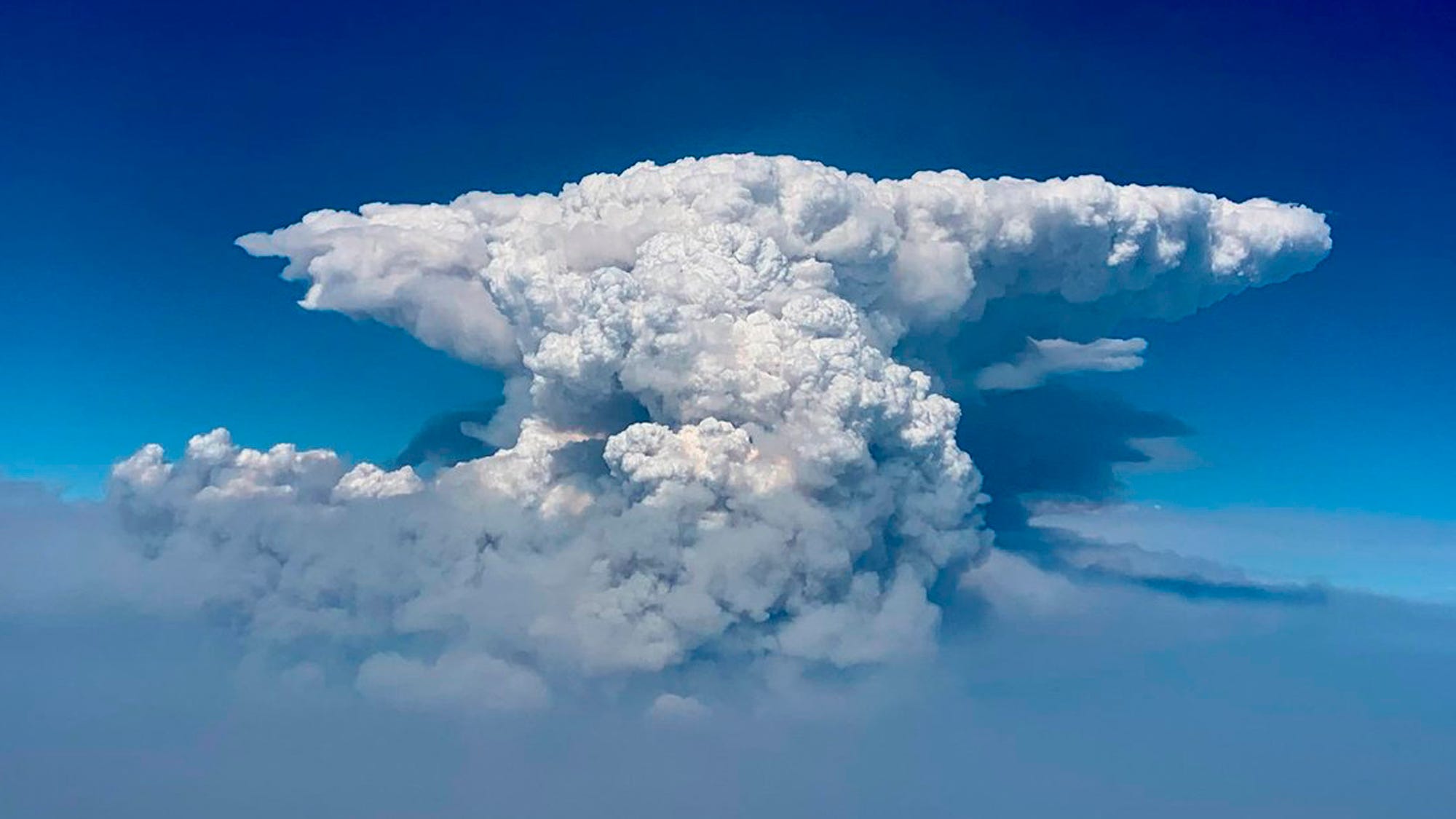 Oregon wildfire forms 'fire clouds' that pose danger below