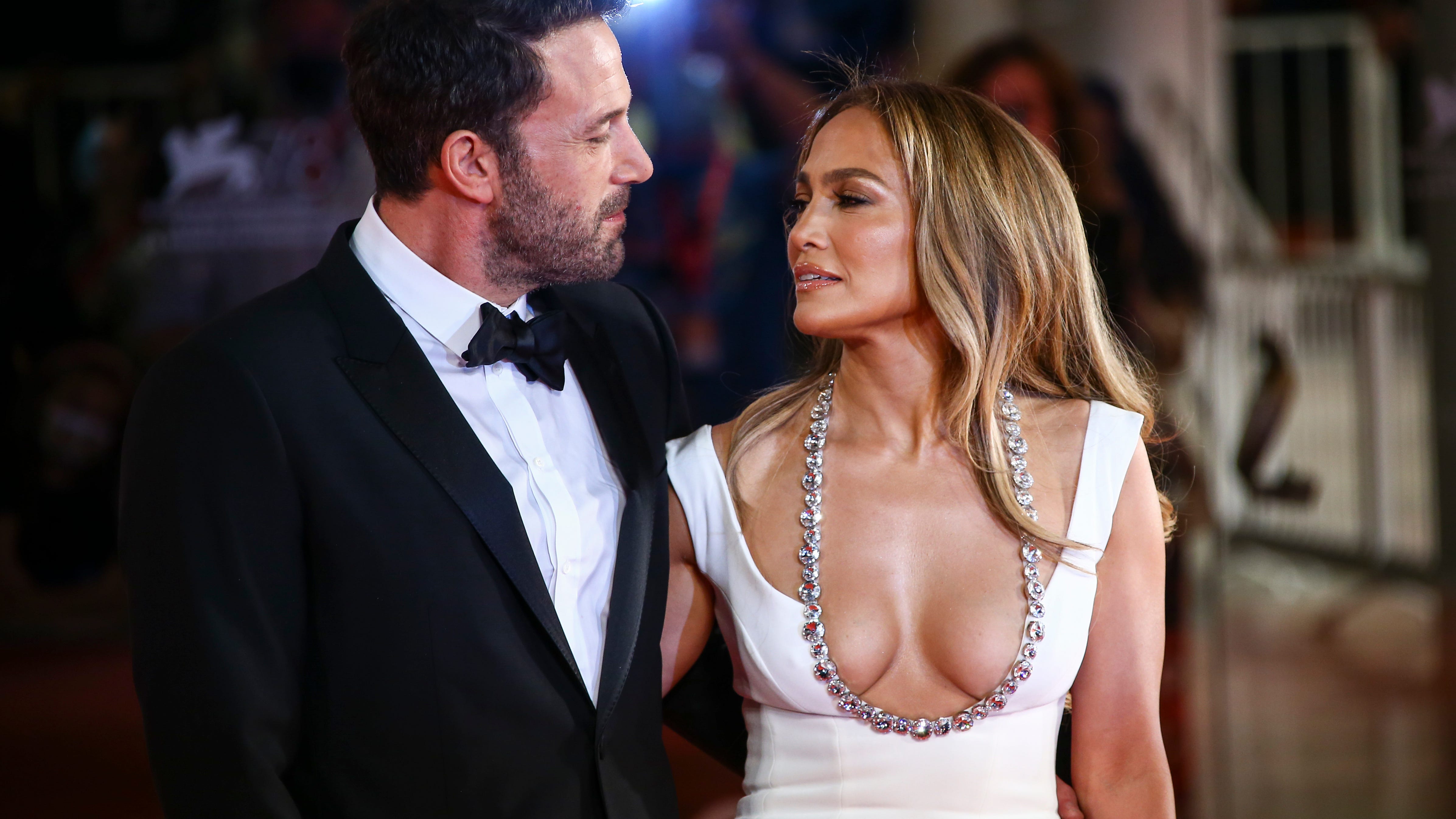 Ben Affleck, Jennifer Lopez make romance official in Venice 