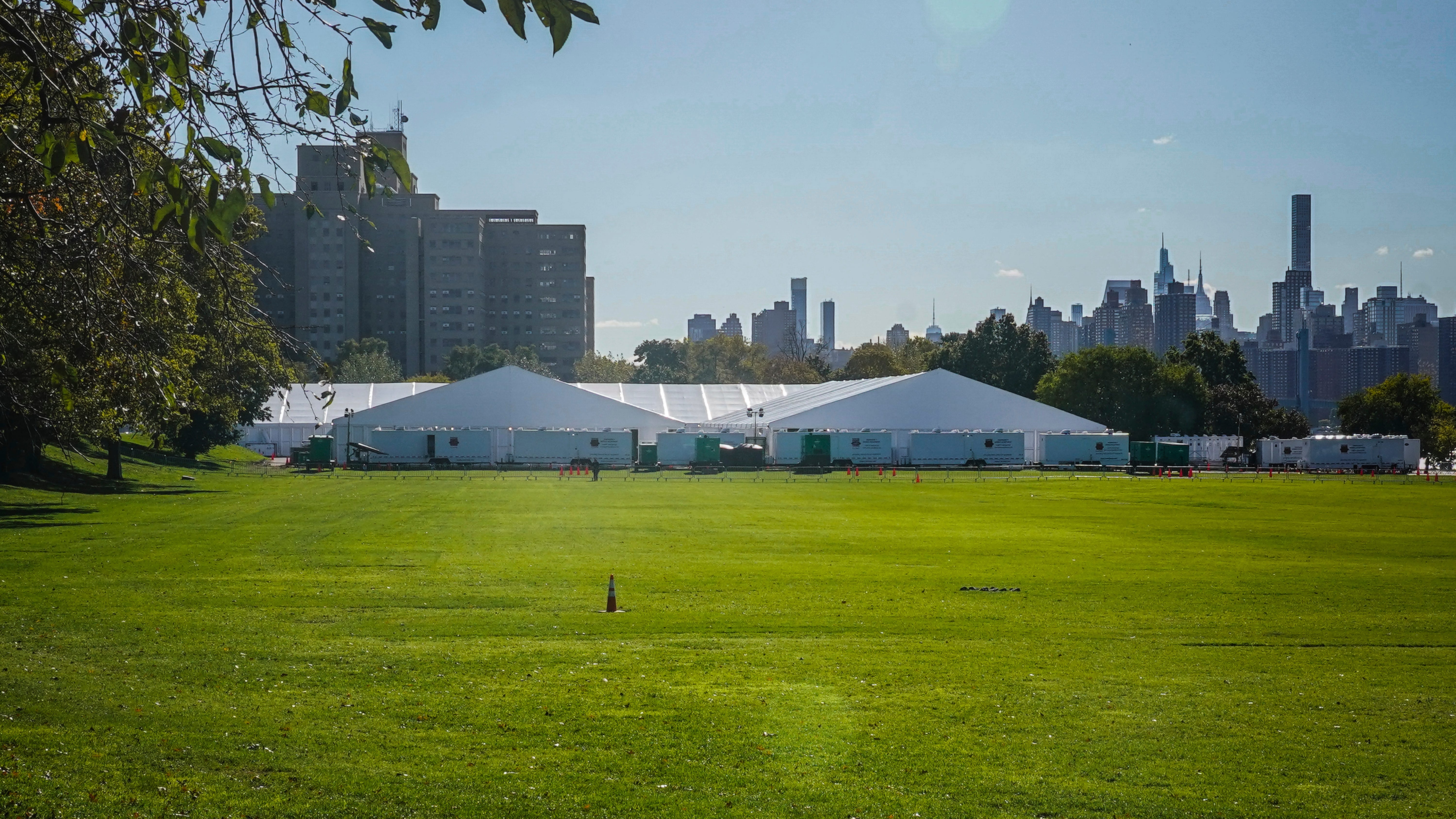 Nueva York abre un centro para migrantes, en su mayoría venezolanos