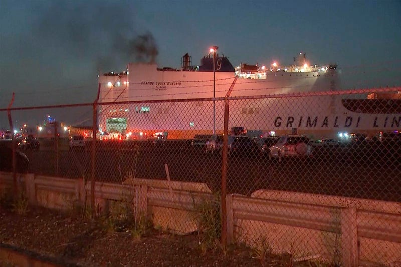 NUEVA JERSEY-INCENDIO EN BARCO