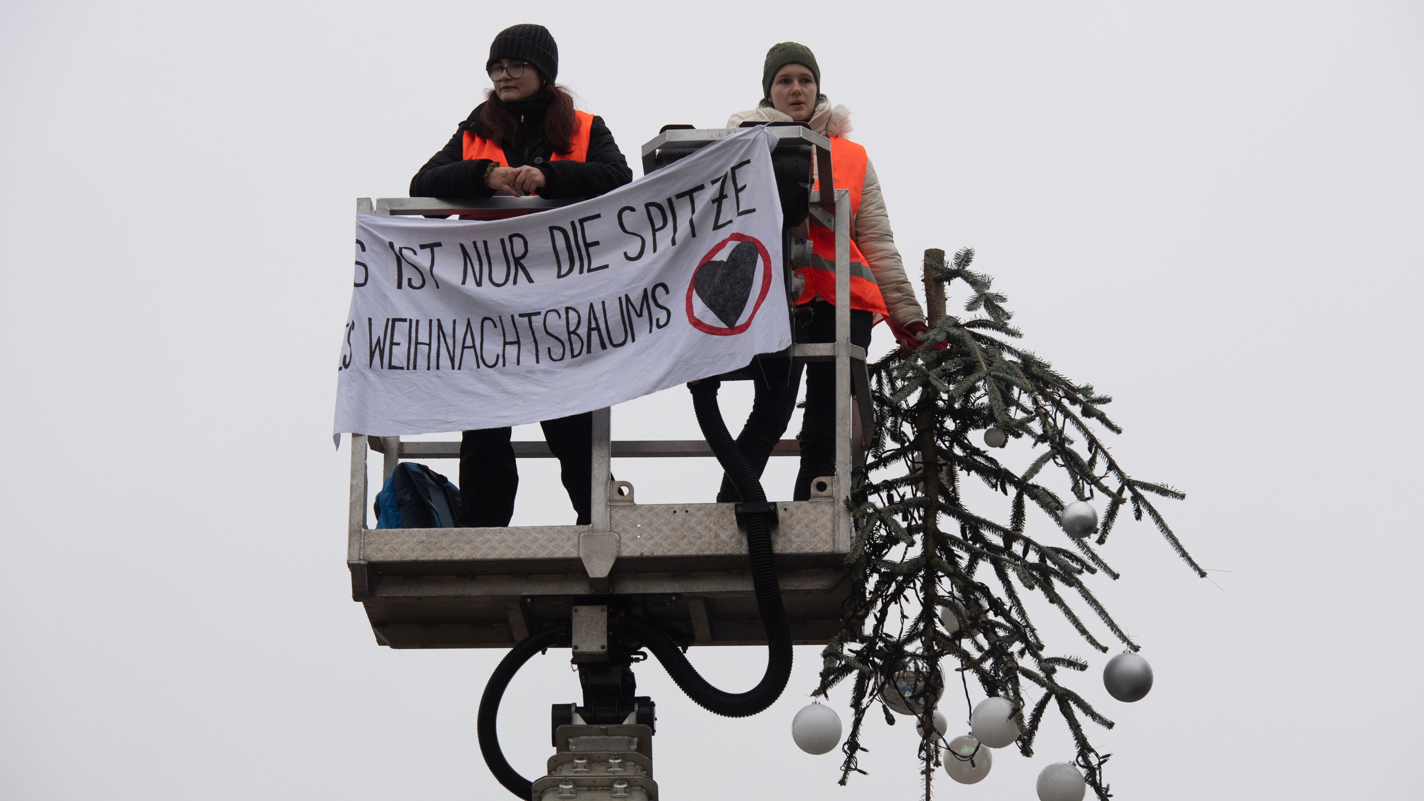 Climate activists decapitate prominent Berlin Christmas tree