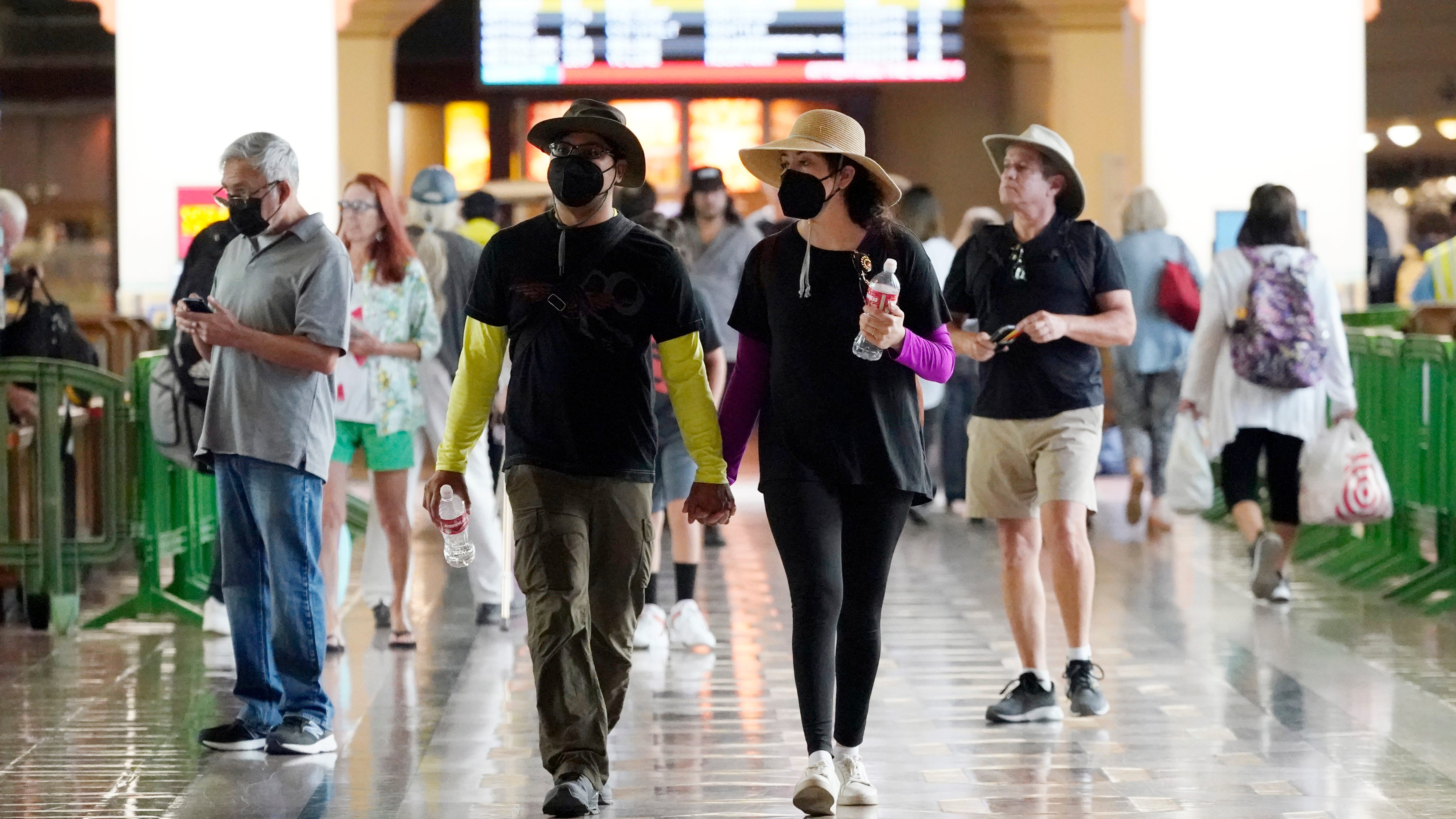 Los Angeles County avoids new mask rule as COVID stabilizes