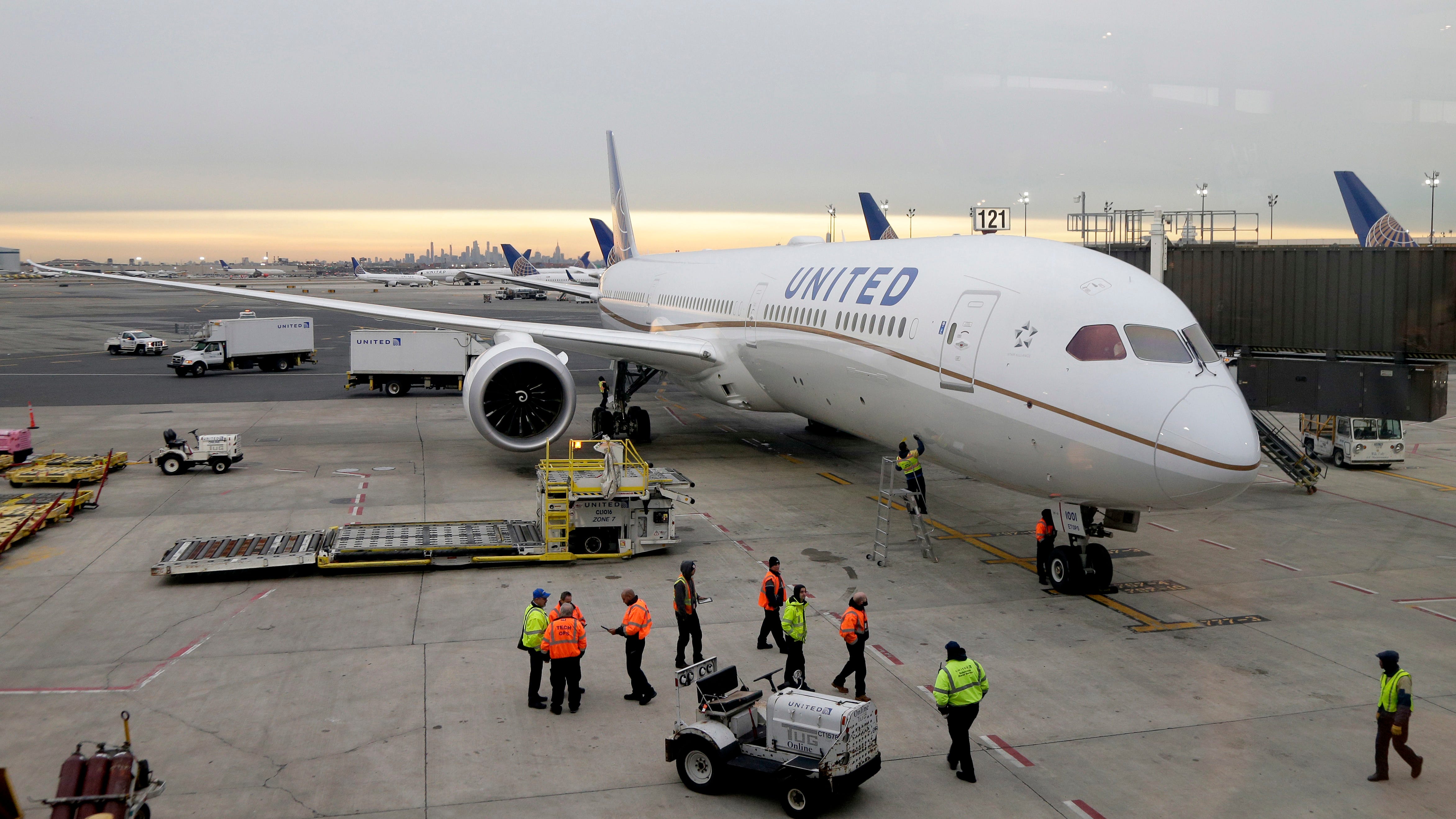 AT&T, Verizon pause some new 5G after airlines raise alarm