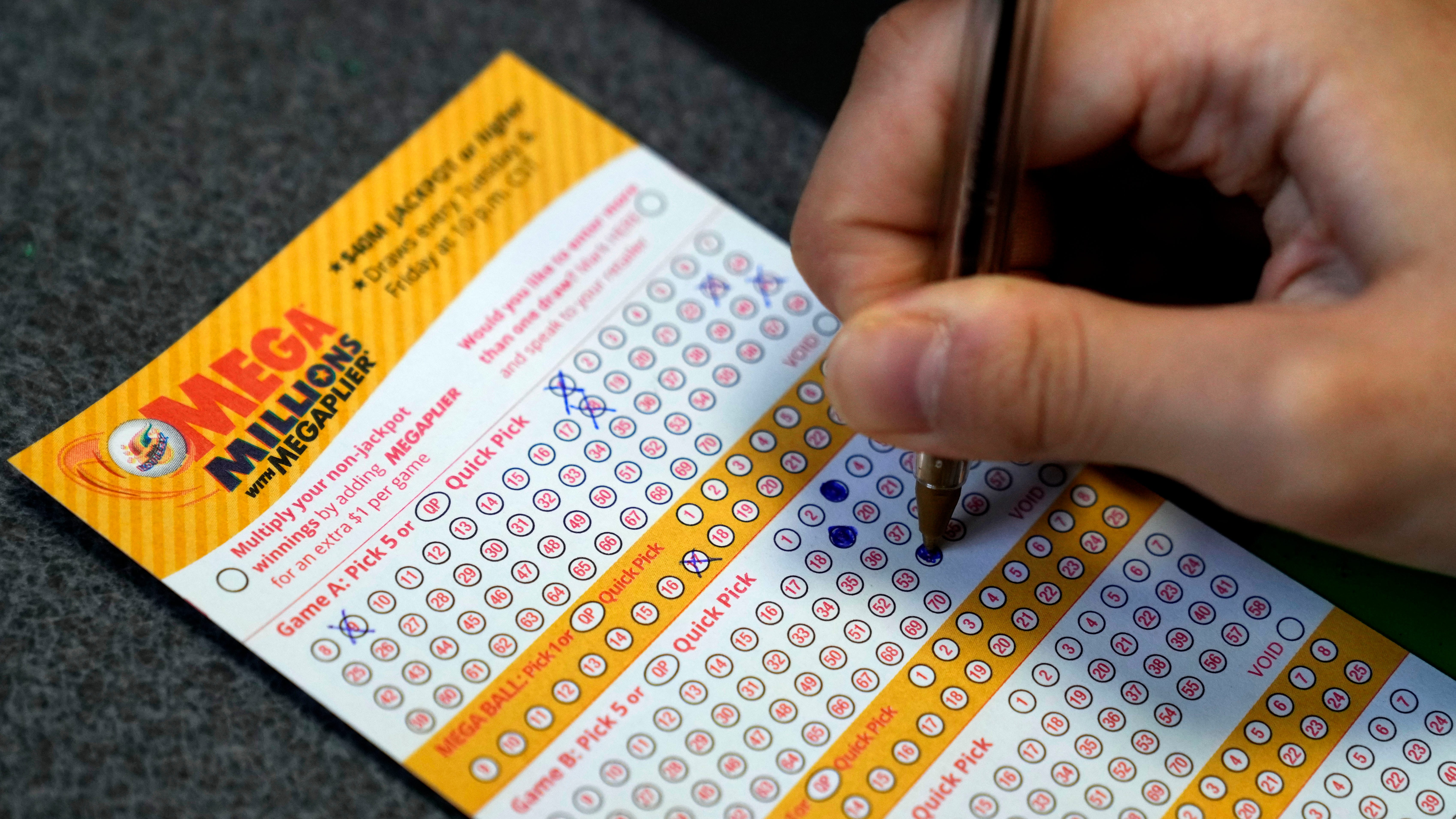 Mega Millions jackpot climbs to $940M after no winner