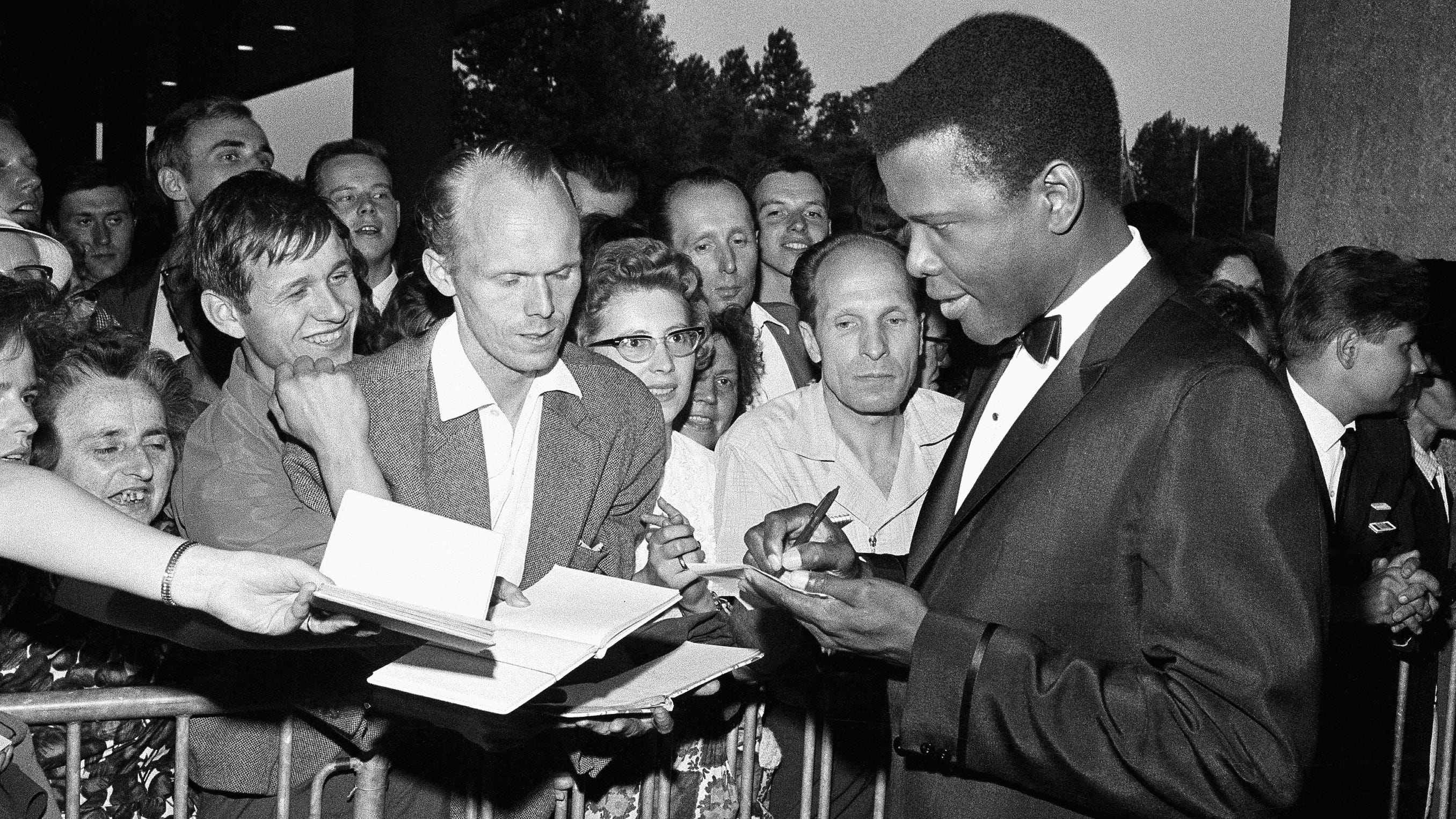 Tributes pour in for groundbreaking actor Sidney Poitier