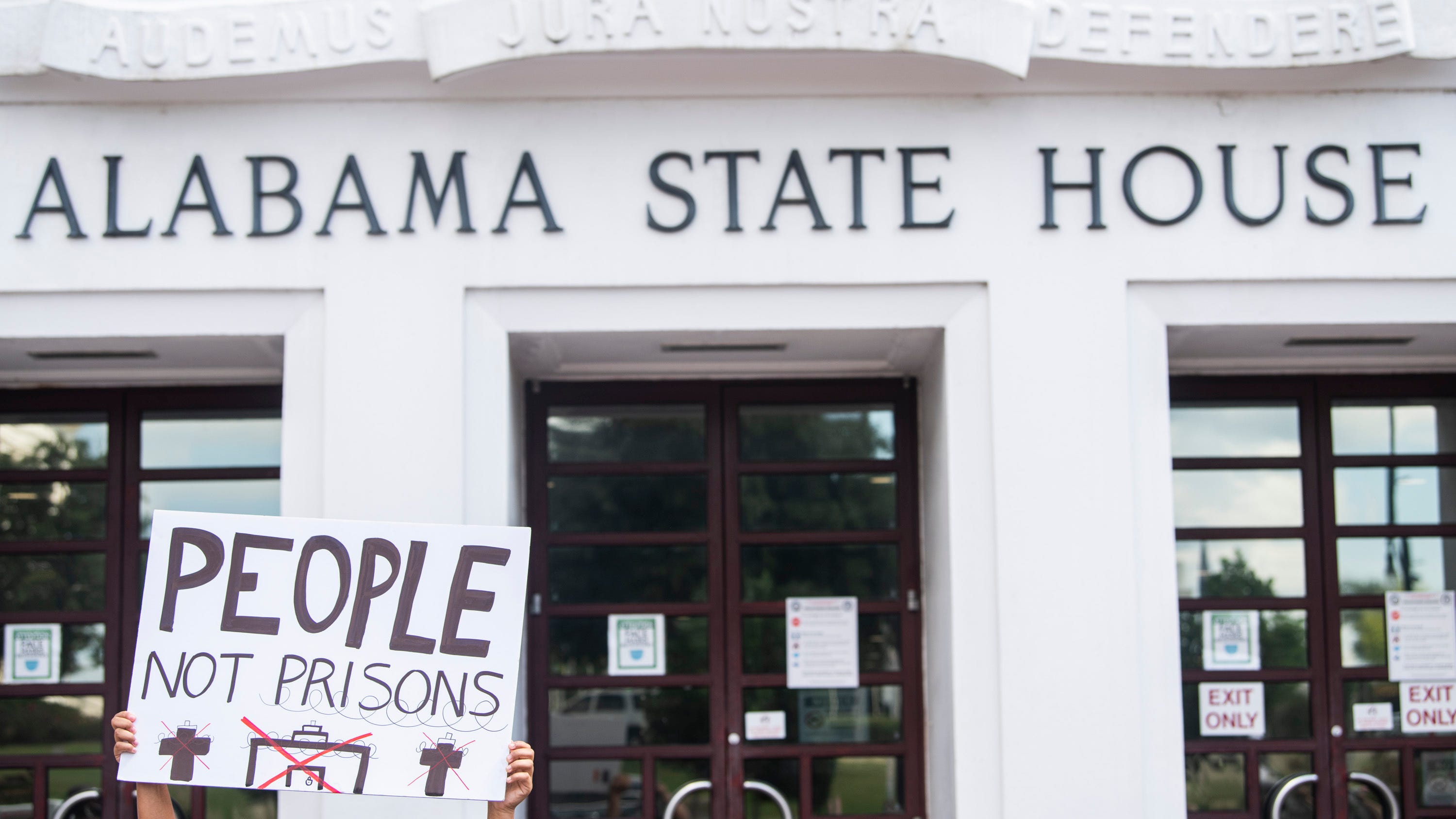 Alabama lawmakers OK plan to build prisons with virus cash 