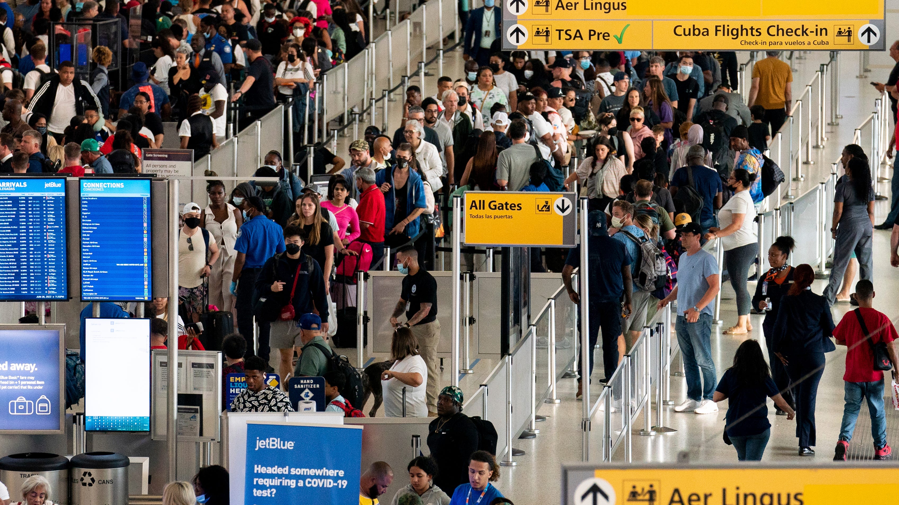 Storms ground US air travelers as airlines cancel flights