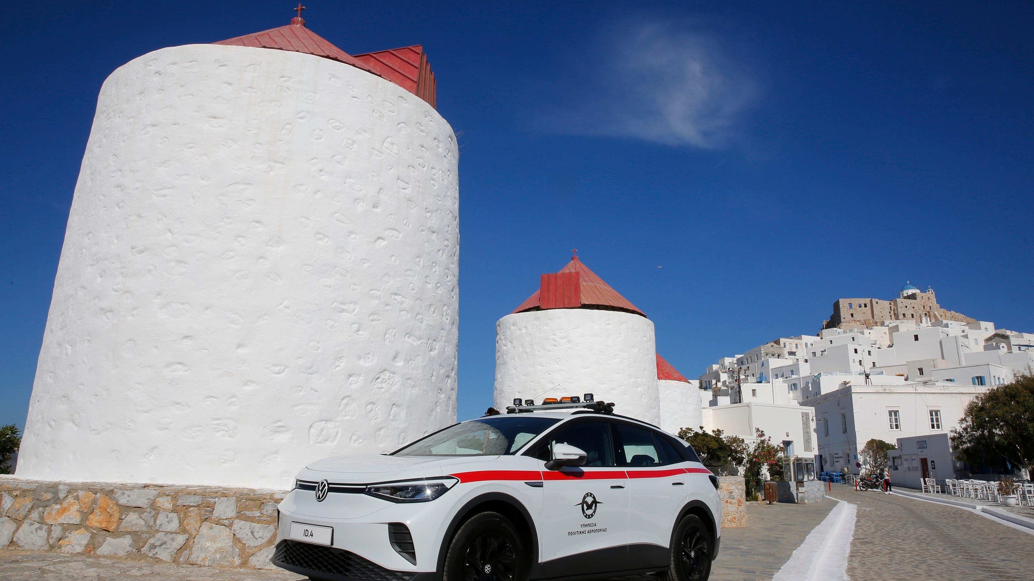 Volkswagen tests electric cars, transit apps on Greek island