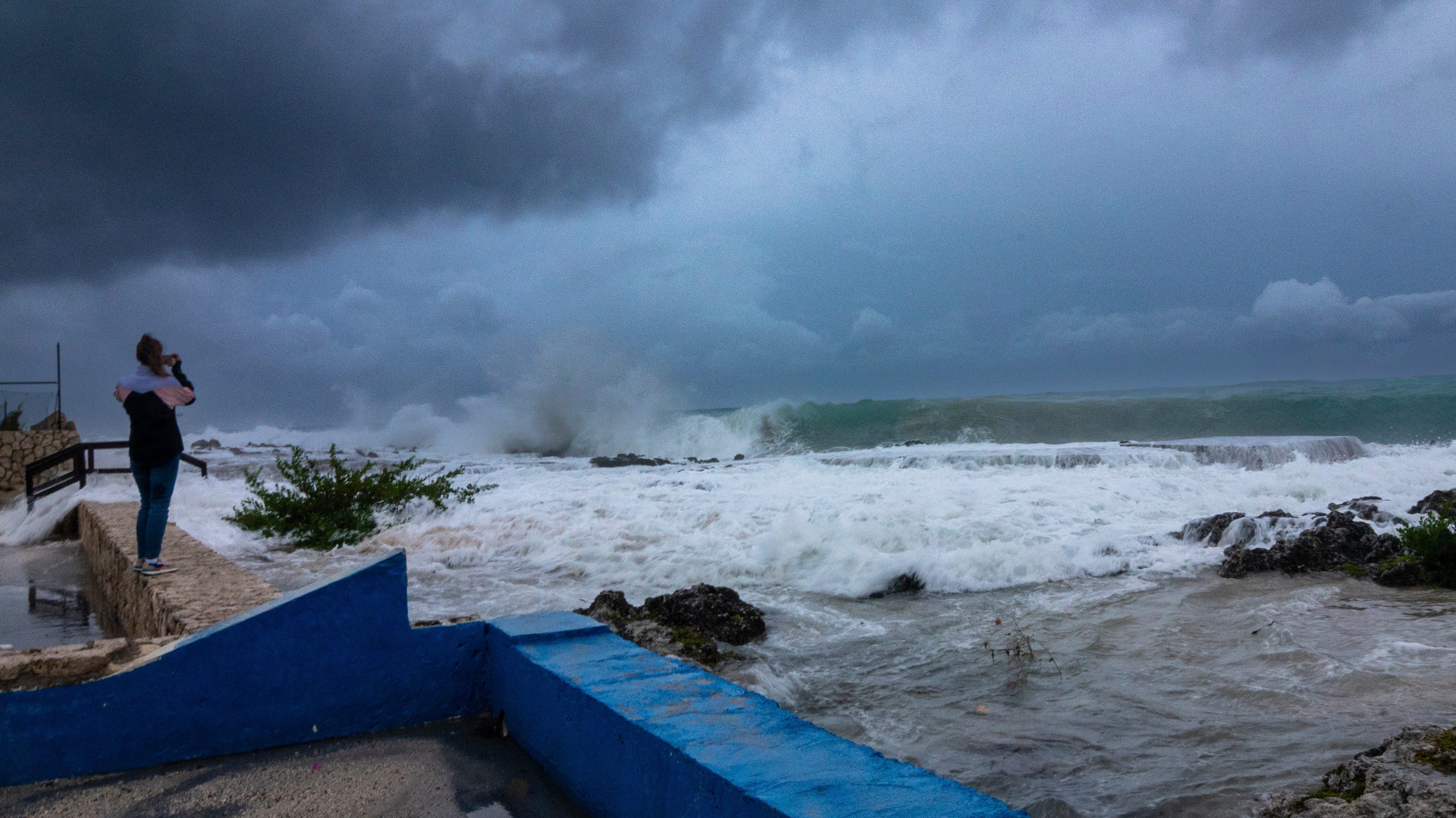 Huracán Ian se fortalece rápidamente por aguas cálidas