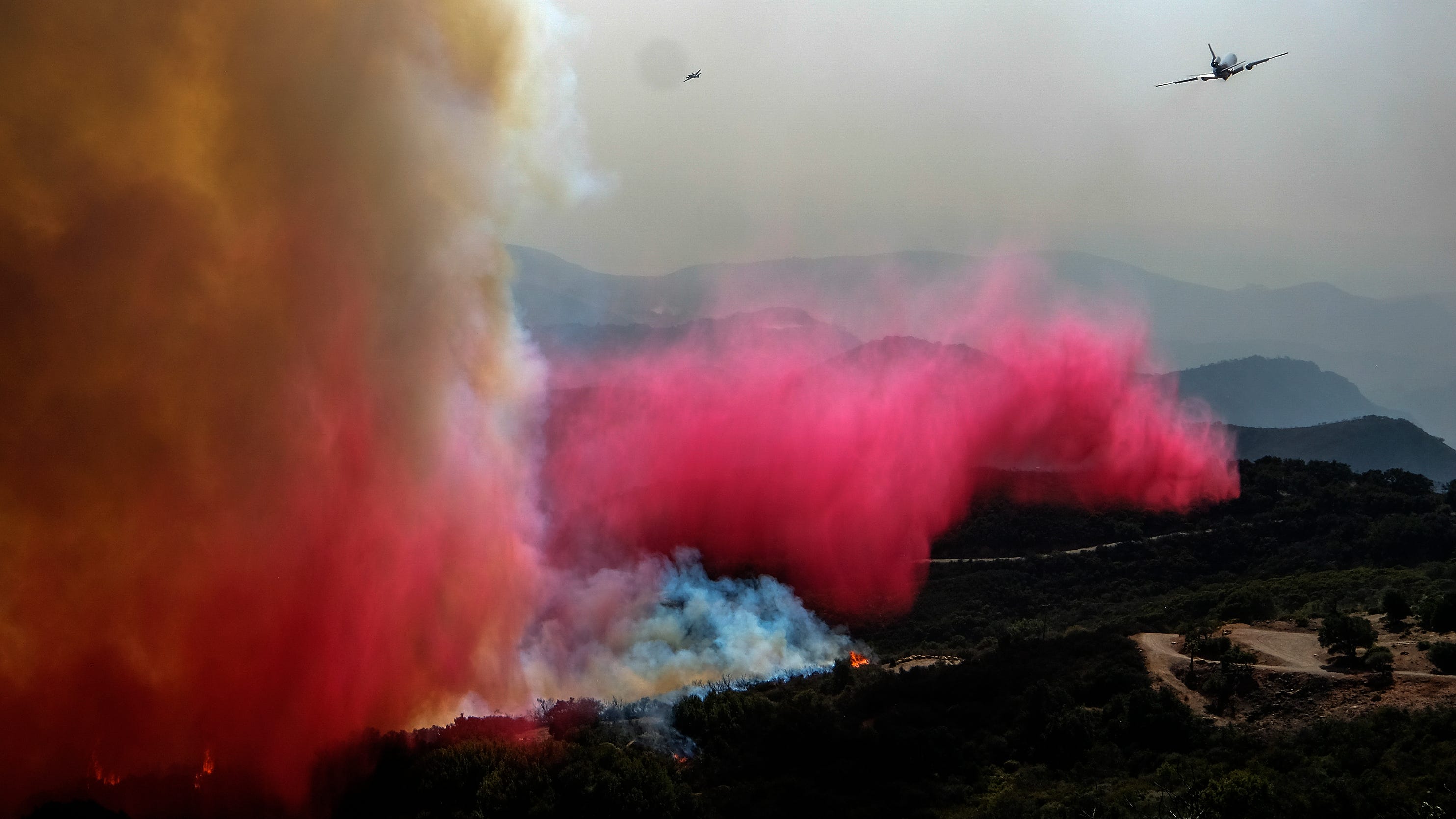 Calmer winds aid firefighters battling California blaze
