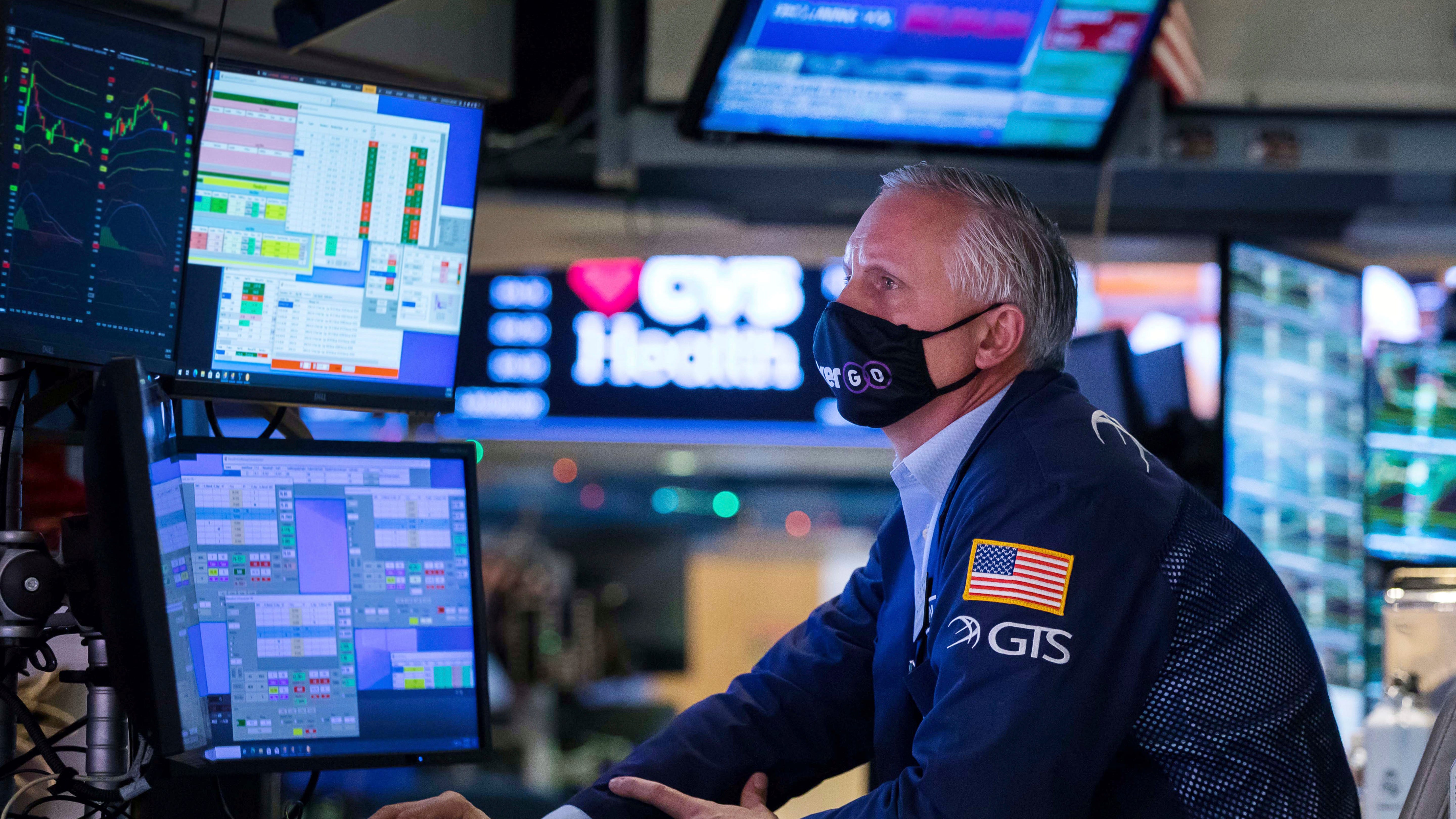 More record highs for S&P 500, Dow on first day of 2022 